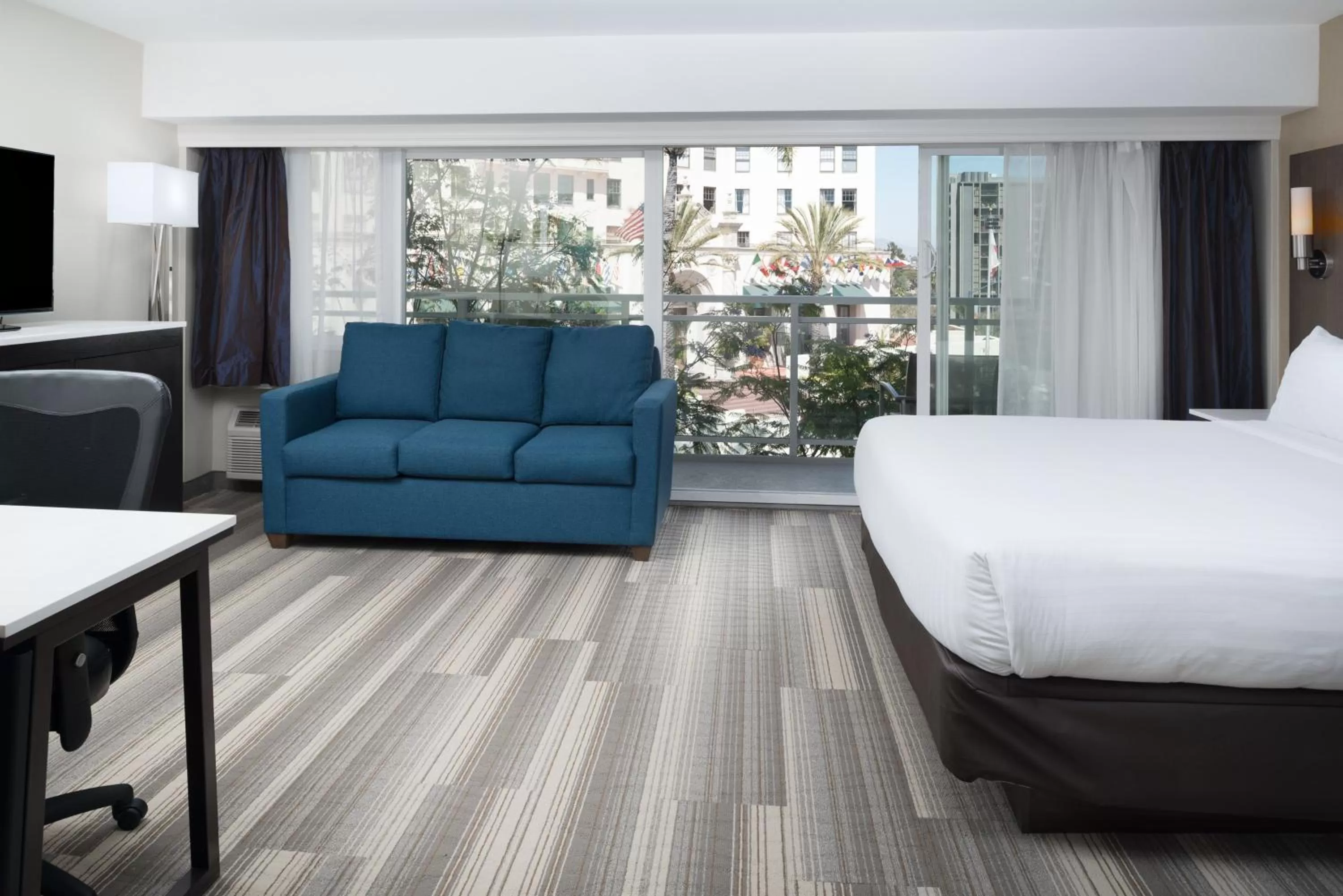 Photo of the whole room, Bed in Holiday Inn Express - Downtown San Diego by IHG