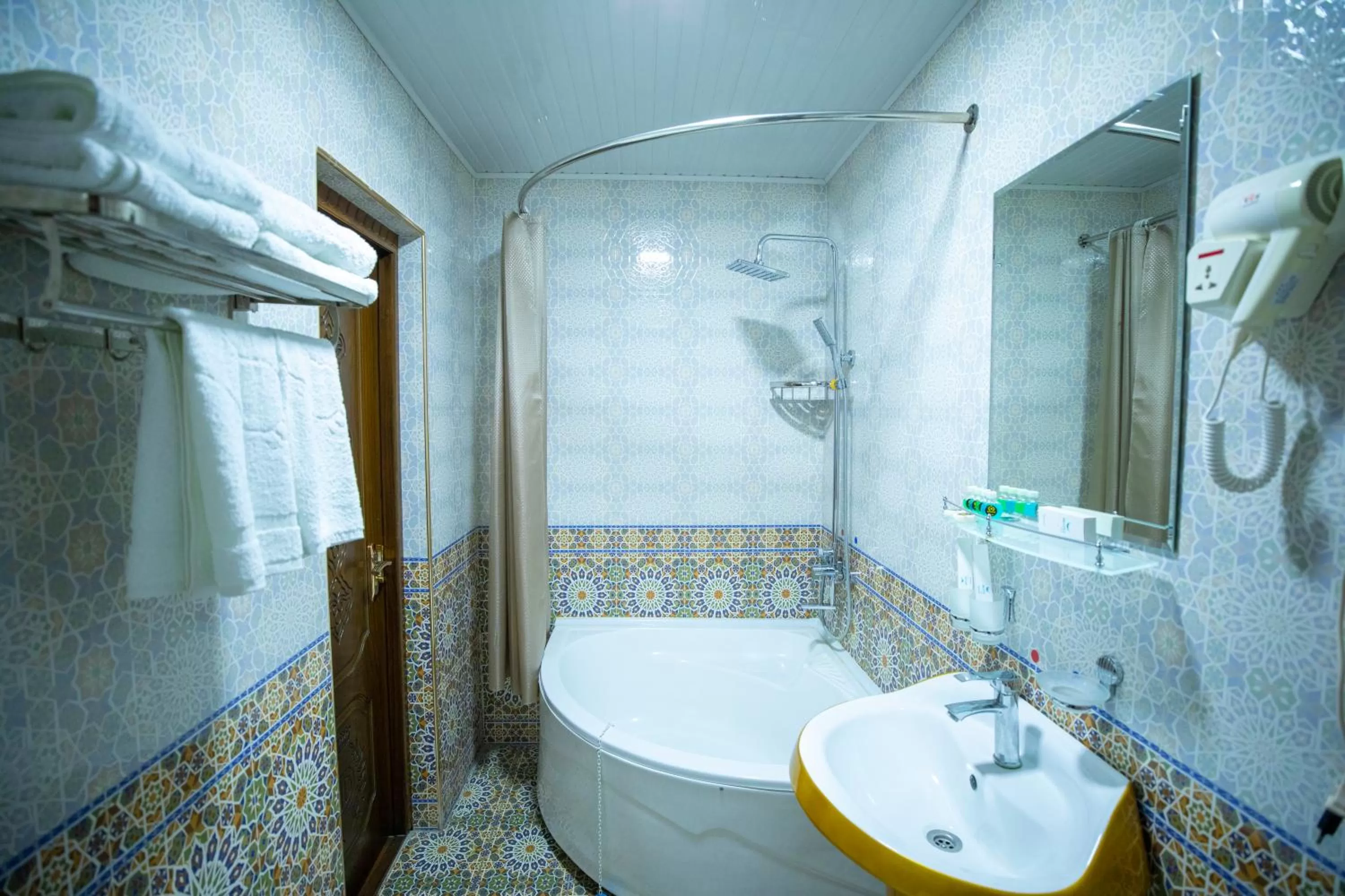 Shower in Dendi Plaza Hotel