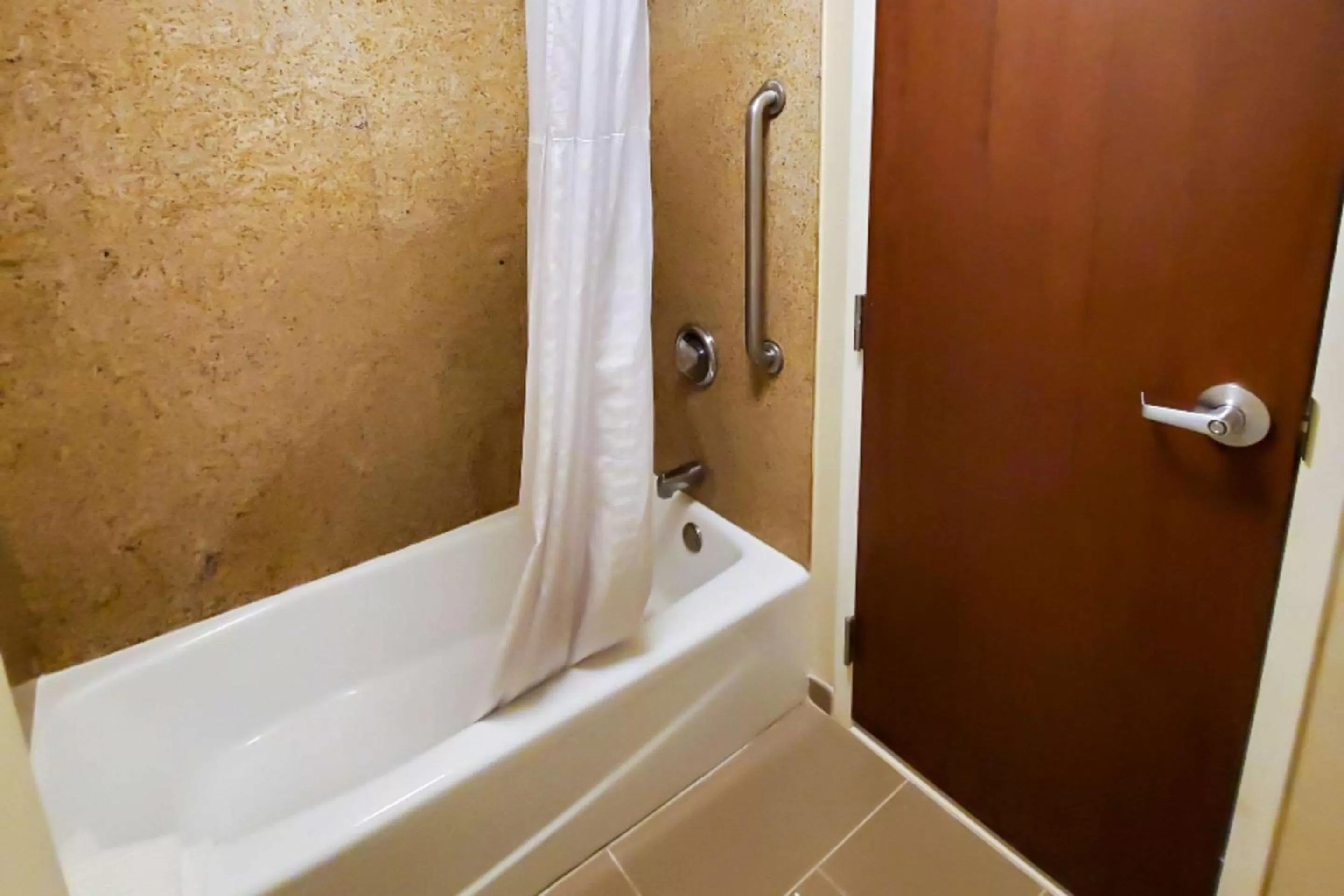 Bathroom in Comfort Inn Oxon Hill