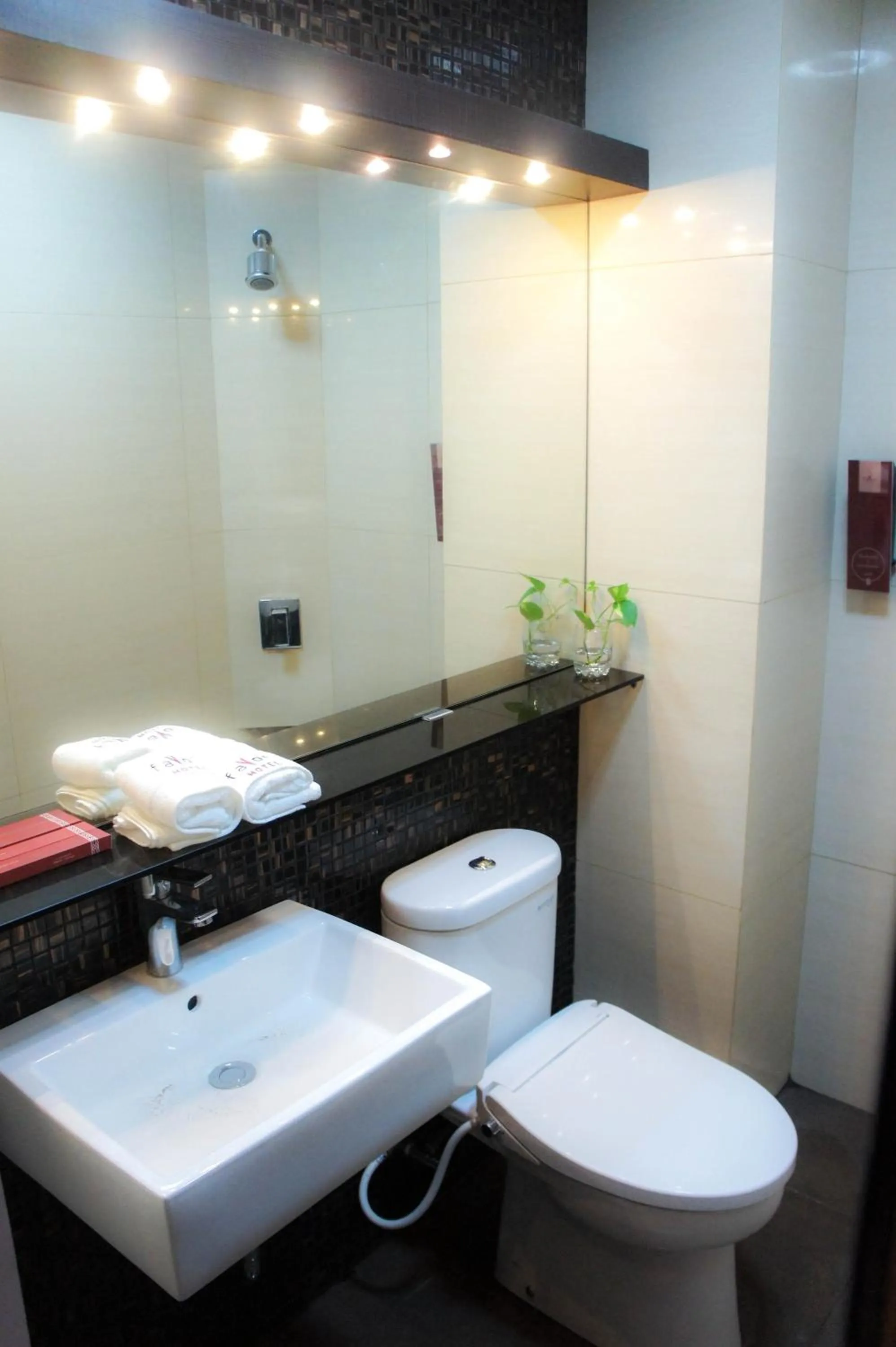 Bathroom in Favor Hotel Makassar City Center By LIFE