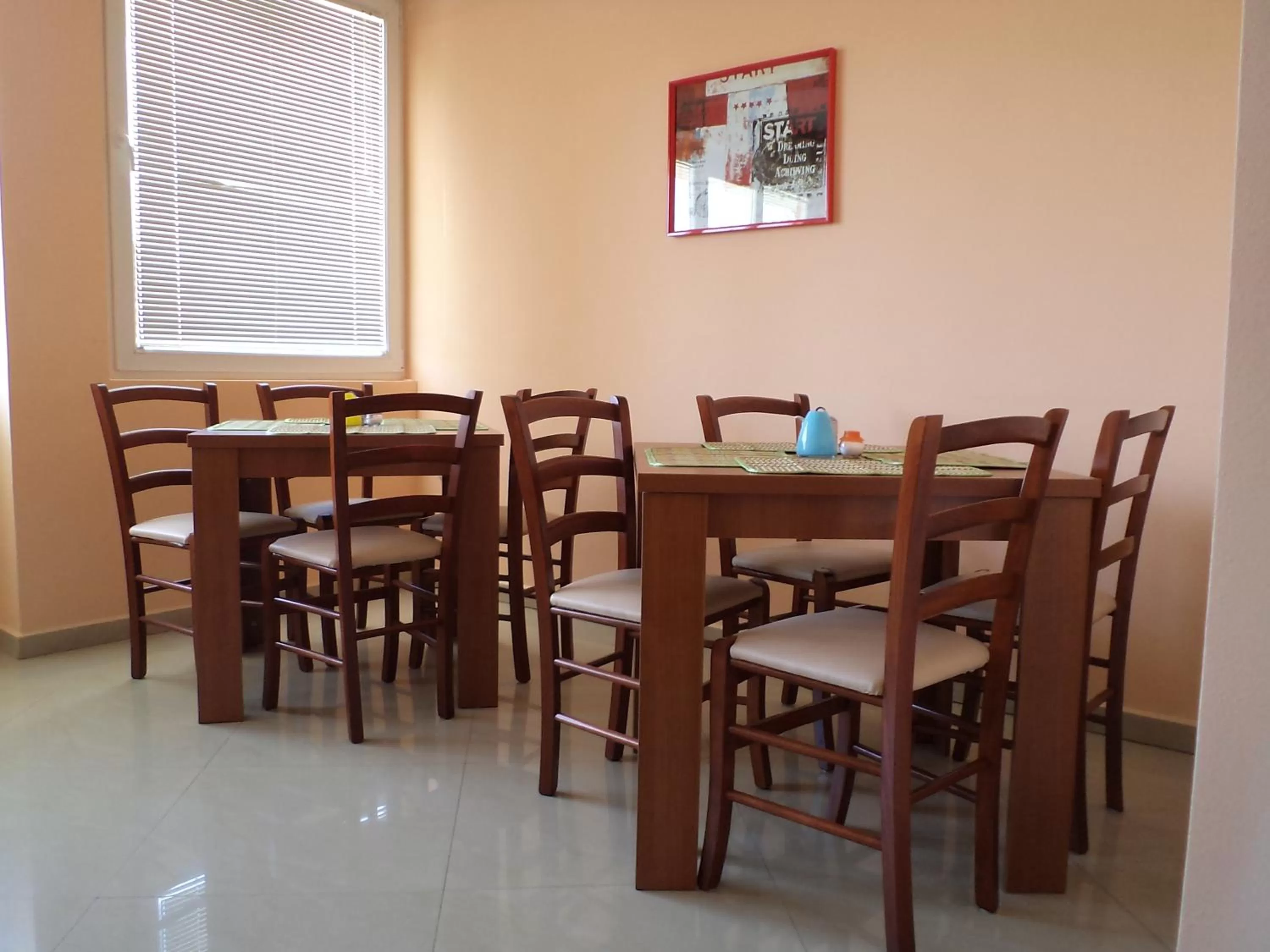 Restaurant/places to eat in Hotel Le Village