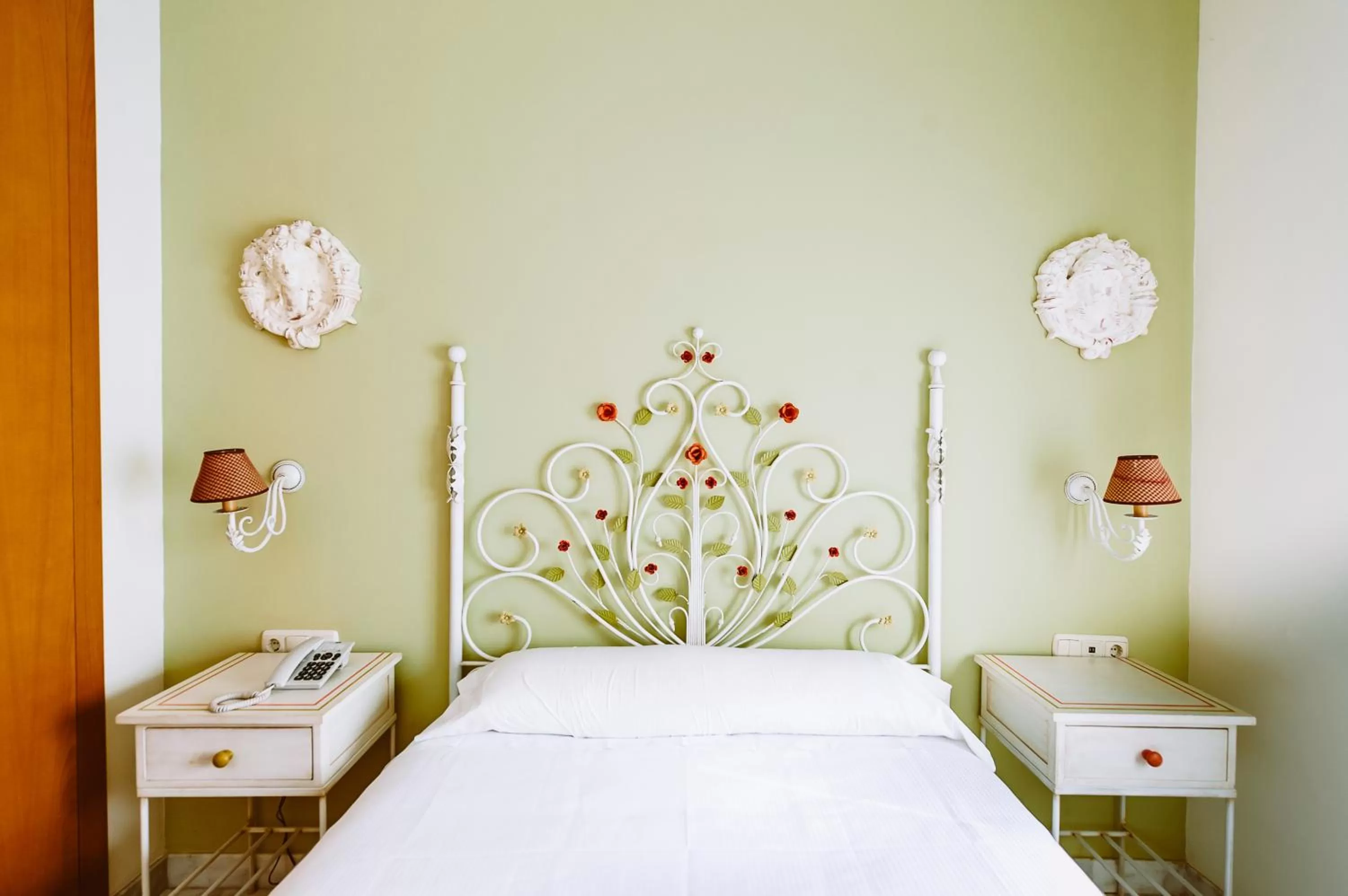 Photo of the whole room, Bed in Basic Hotel Doña Manuela