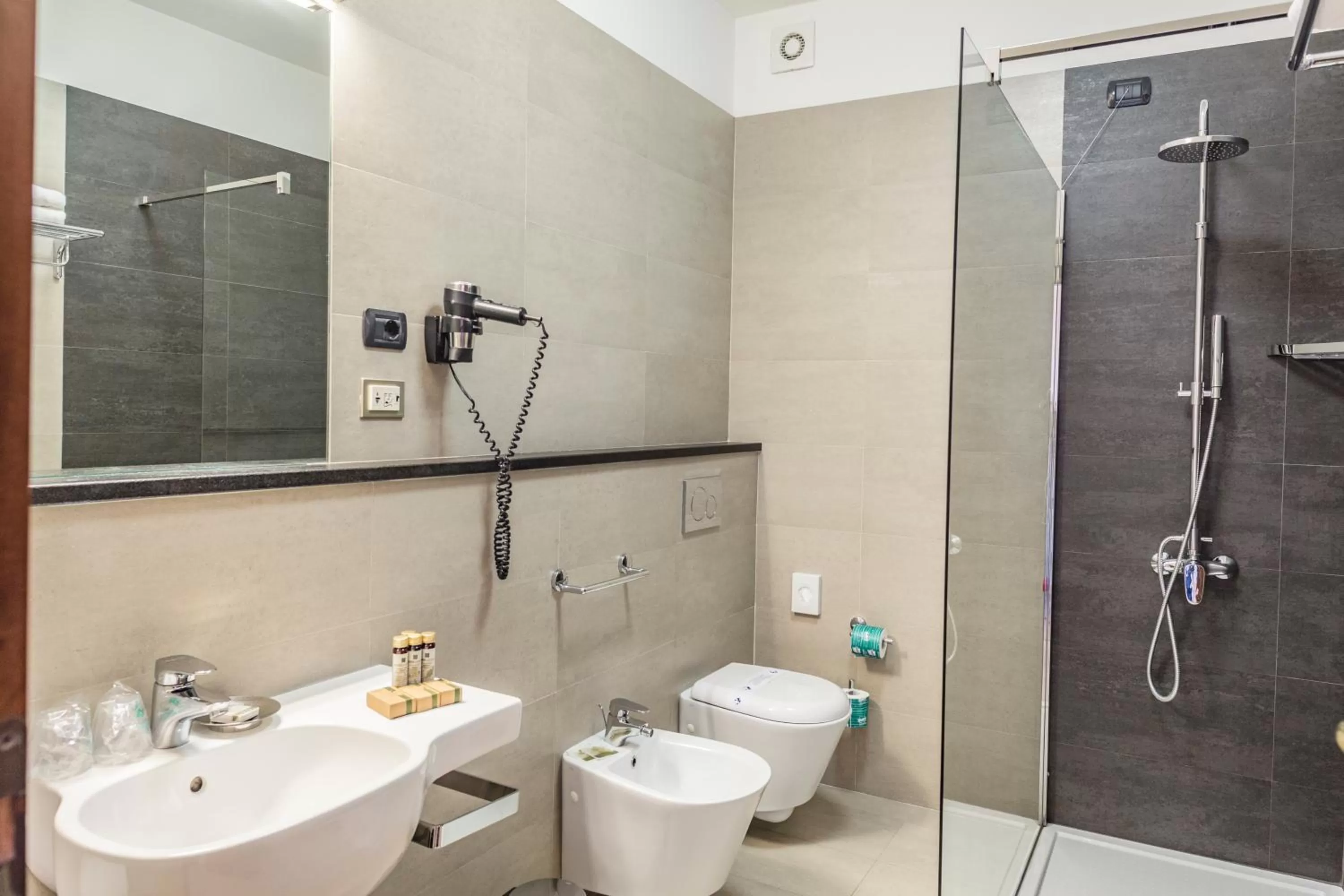 Bathroom in Le Torri - Castiglione Falletto