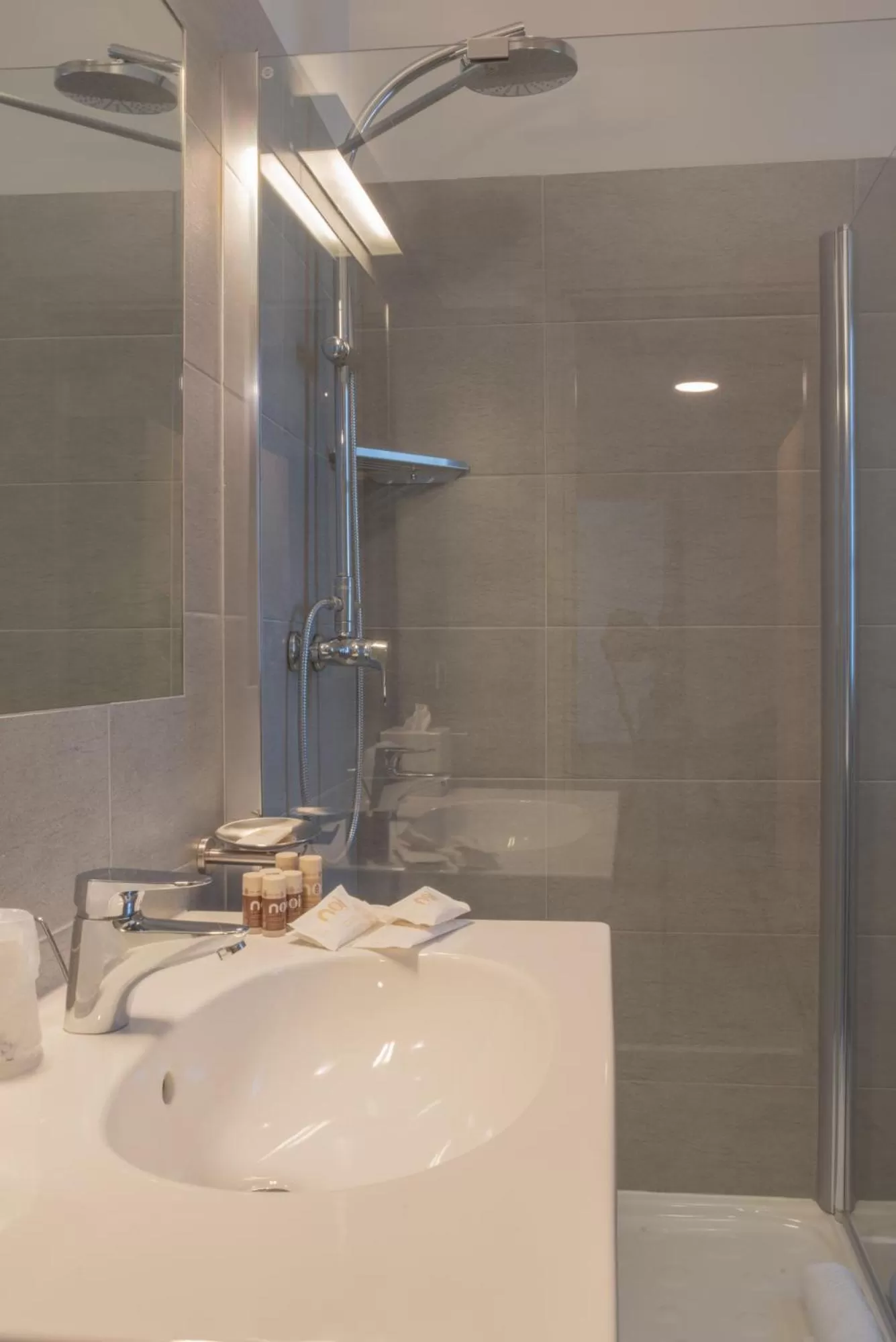 Bathroom in Le Torri - Castiglione Falletto