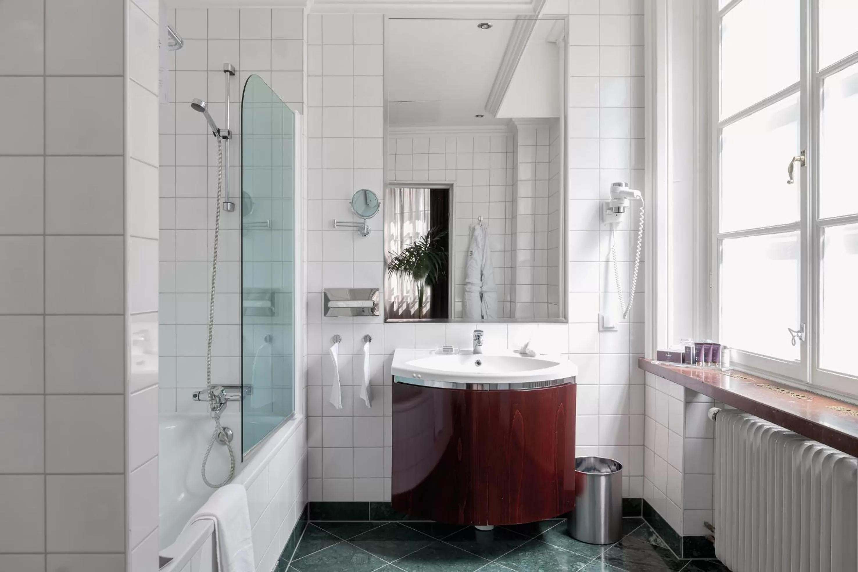 Bathroom in Elite Plaza Hotel