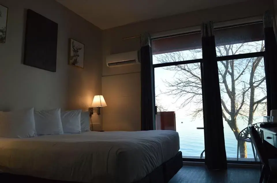 King Suite with Ocean View in Driftwood Inn King Suite with Ocean View in Driftwood Inn