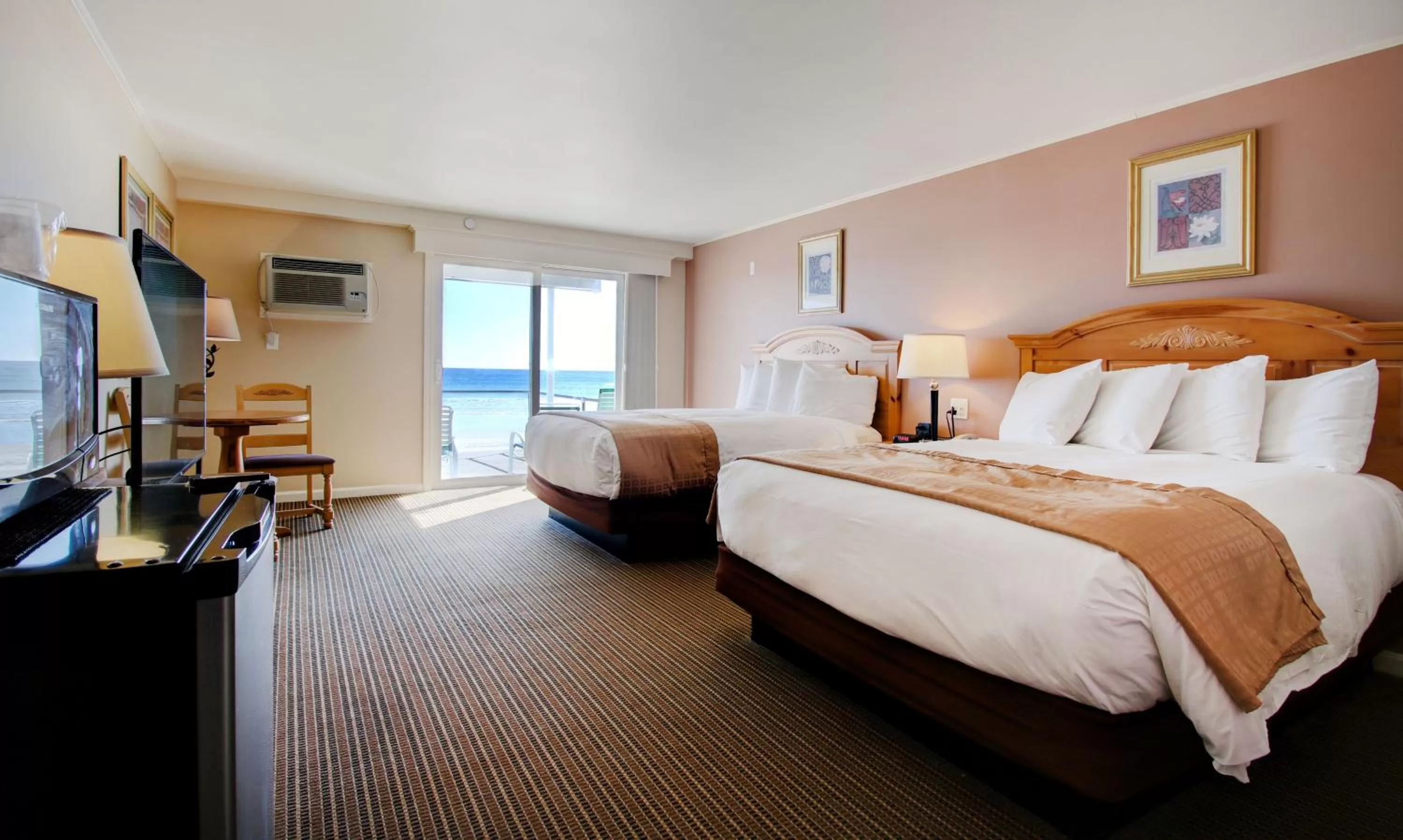 Sundowner Two Queens Room Ocean Front in Norseman Resort on the Beach