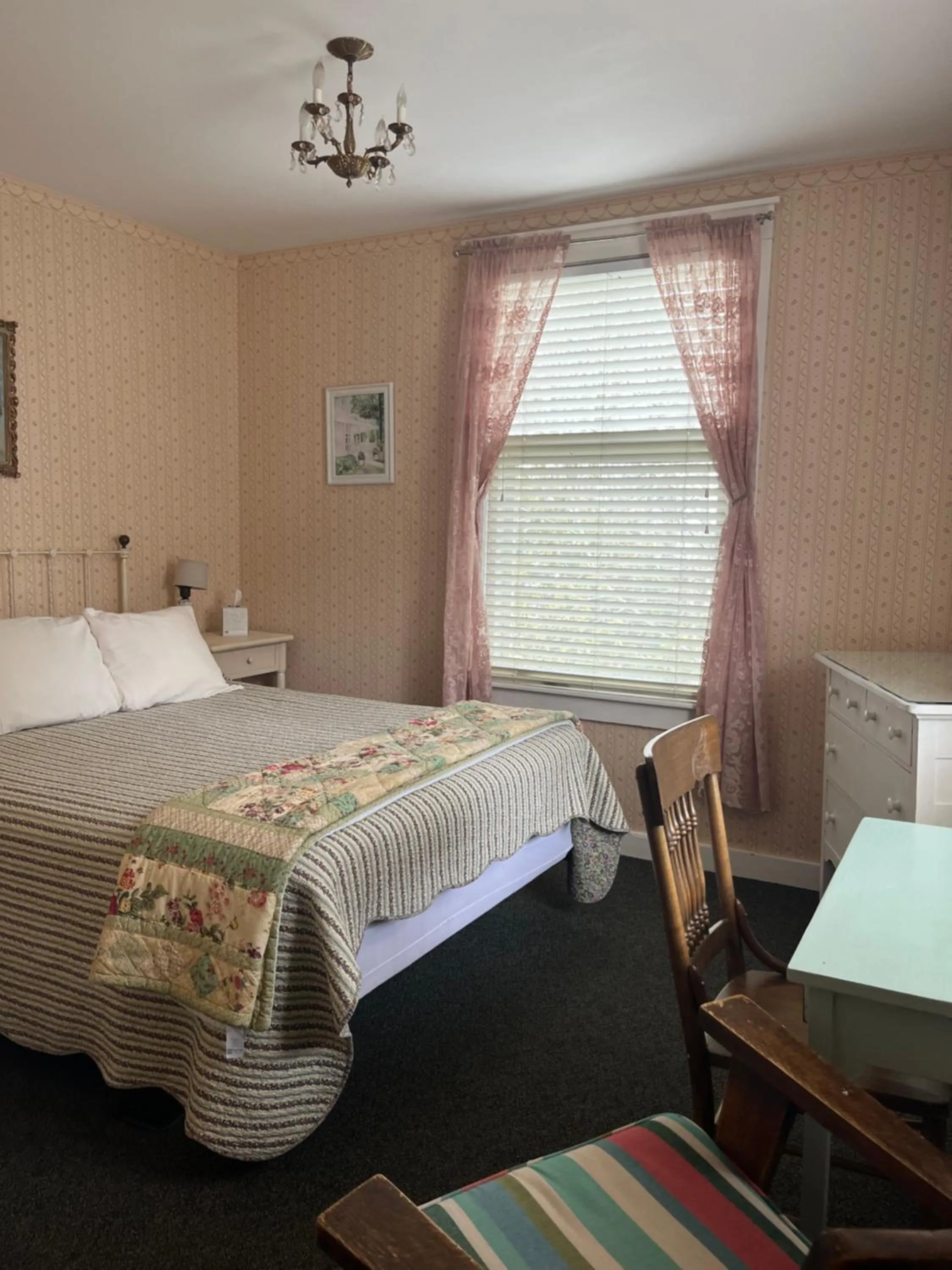 Bedroom, Bed in Terrace Inn and 1911 Restaurant