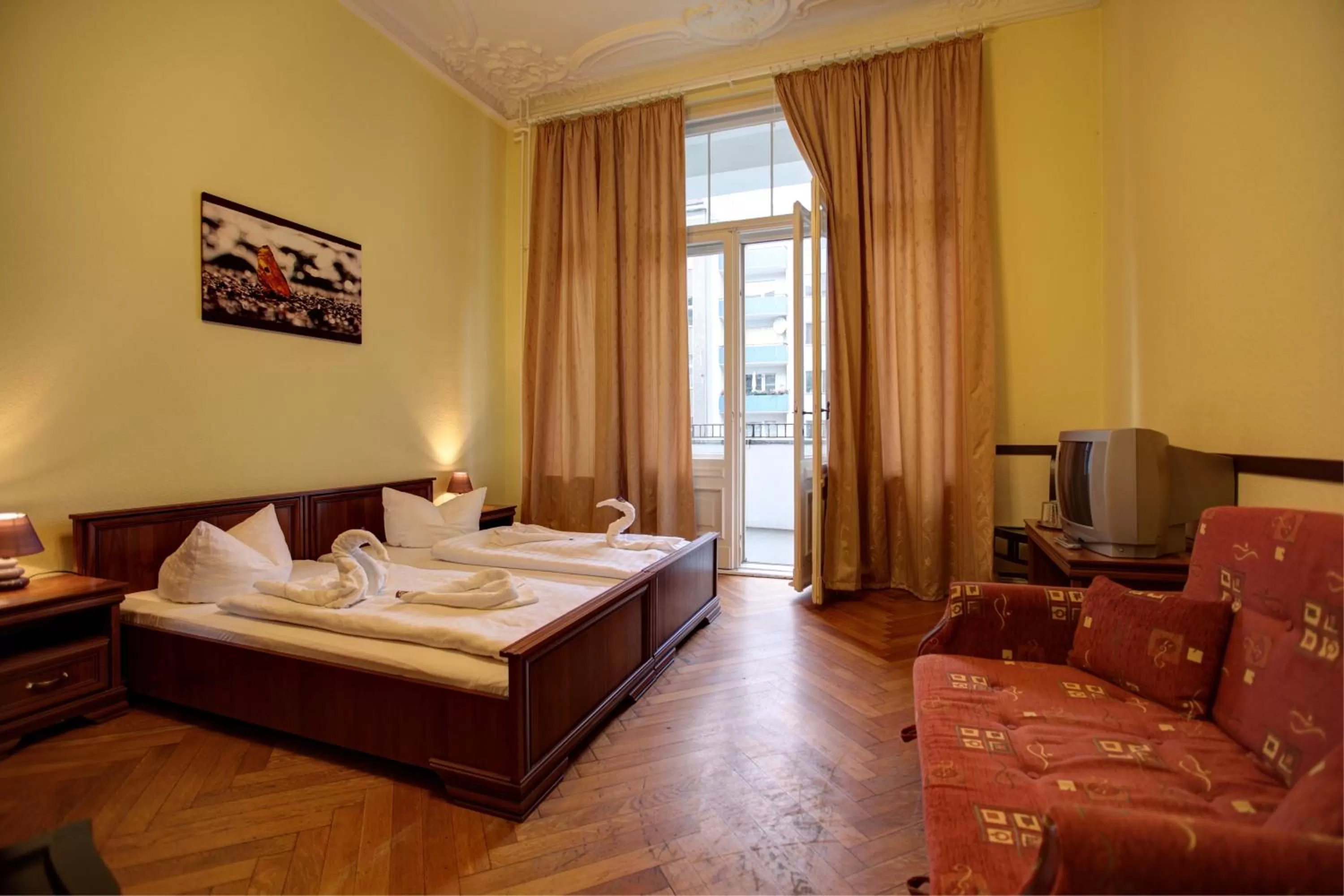 Photo of the whole room, Bed in Hotel Pension Bernstein am Kurfürstendamm