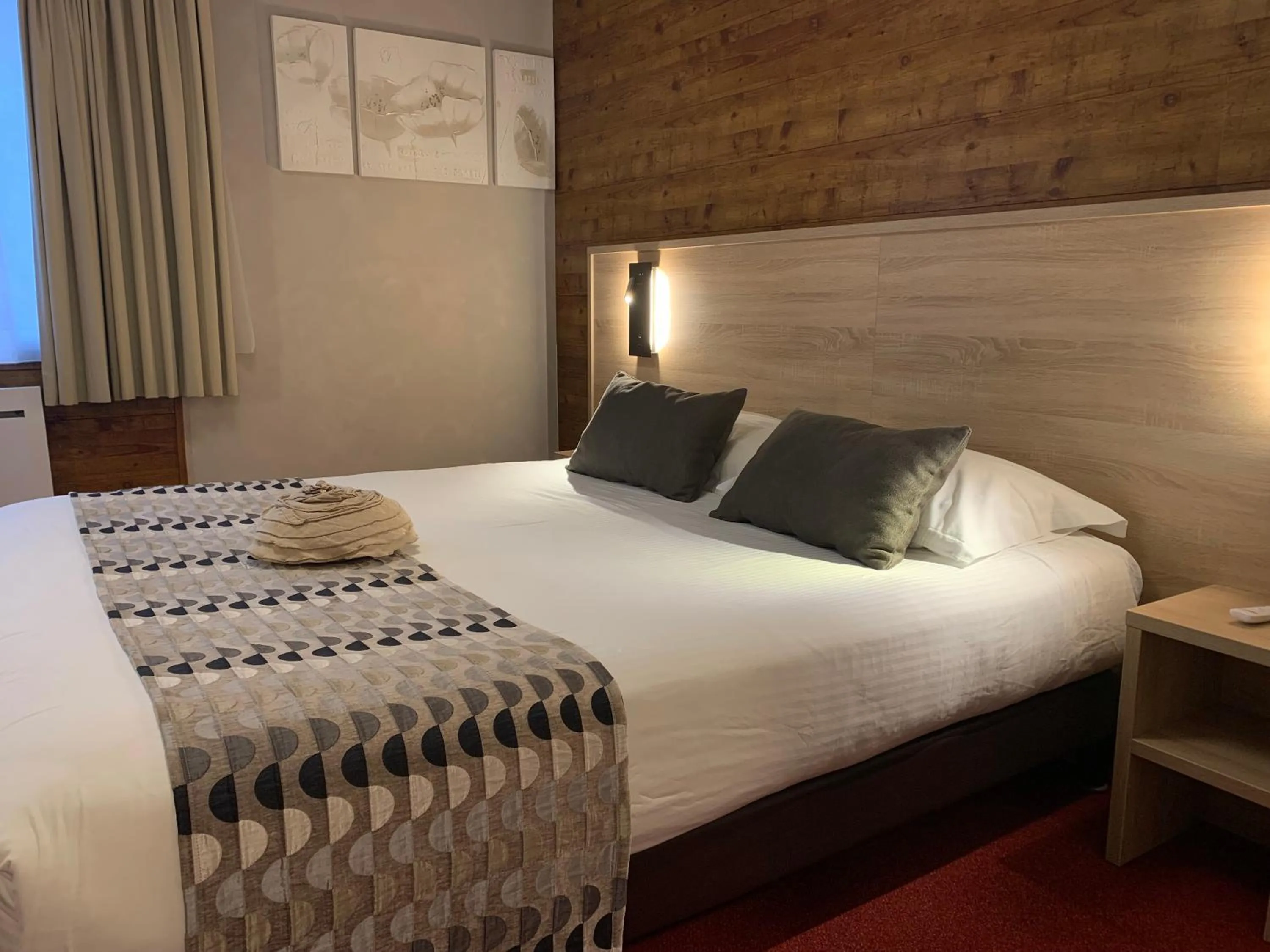 Bed in Logis Hotel Le Lac