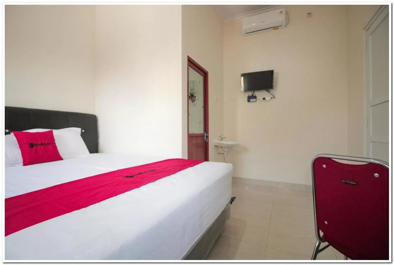 Bed in RedDoorz Syariah @ Jatinegara