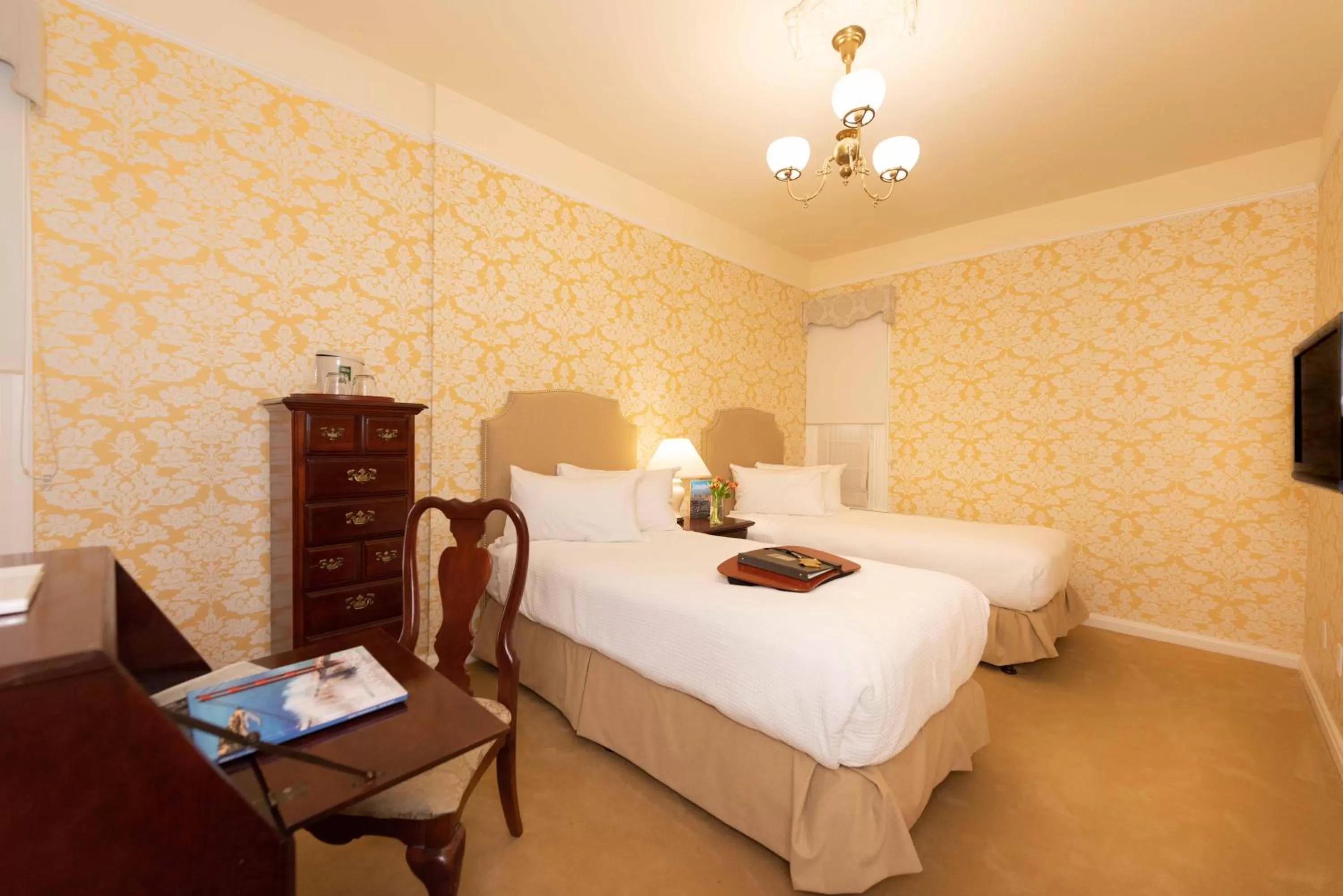 Photo of the whole room, Bed in Stanyan Park Hotel