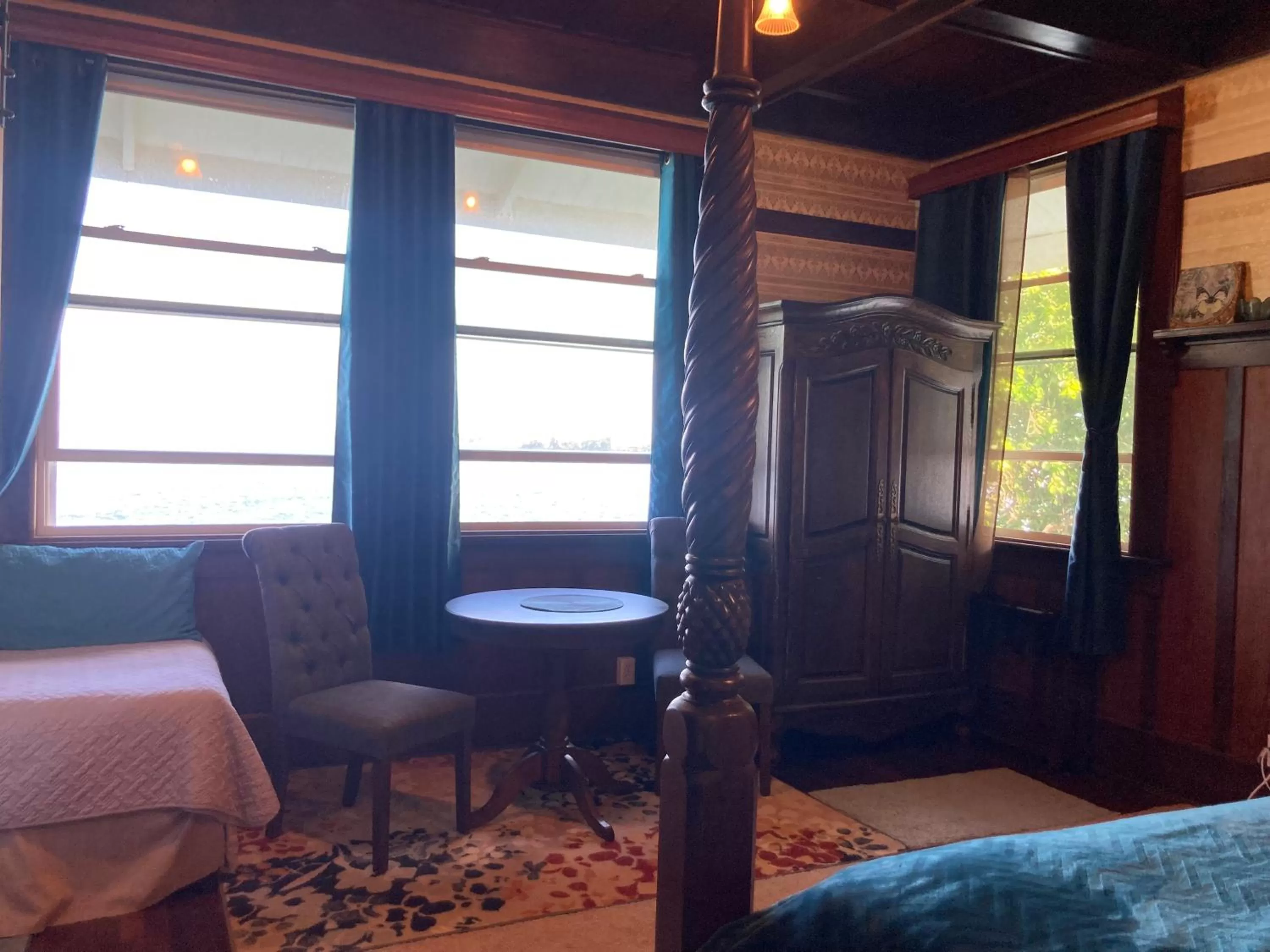 Bedroom, Seating Area in Hilo Bay Oceanfront Bed and Breakfast