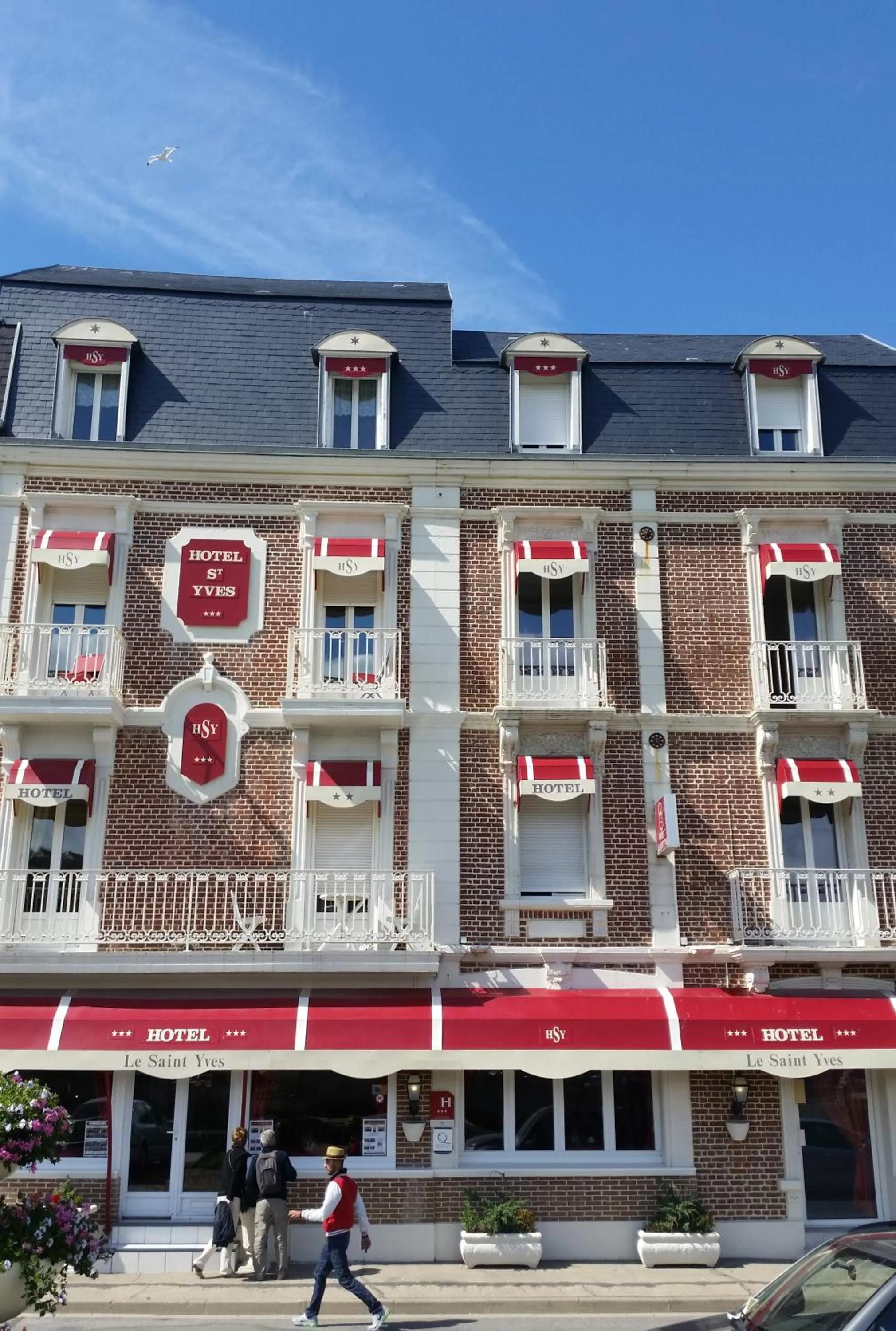 Property building in Hotel Le Saint-Yves