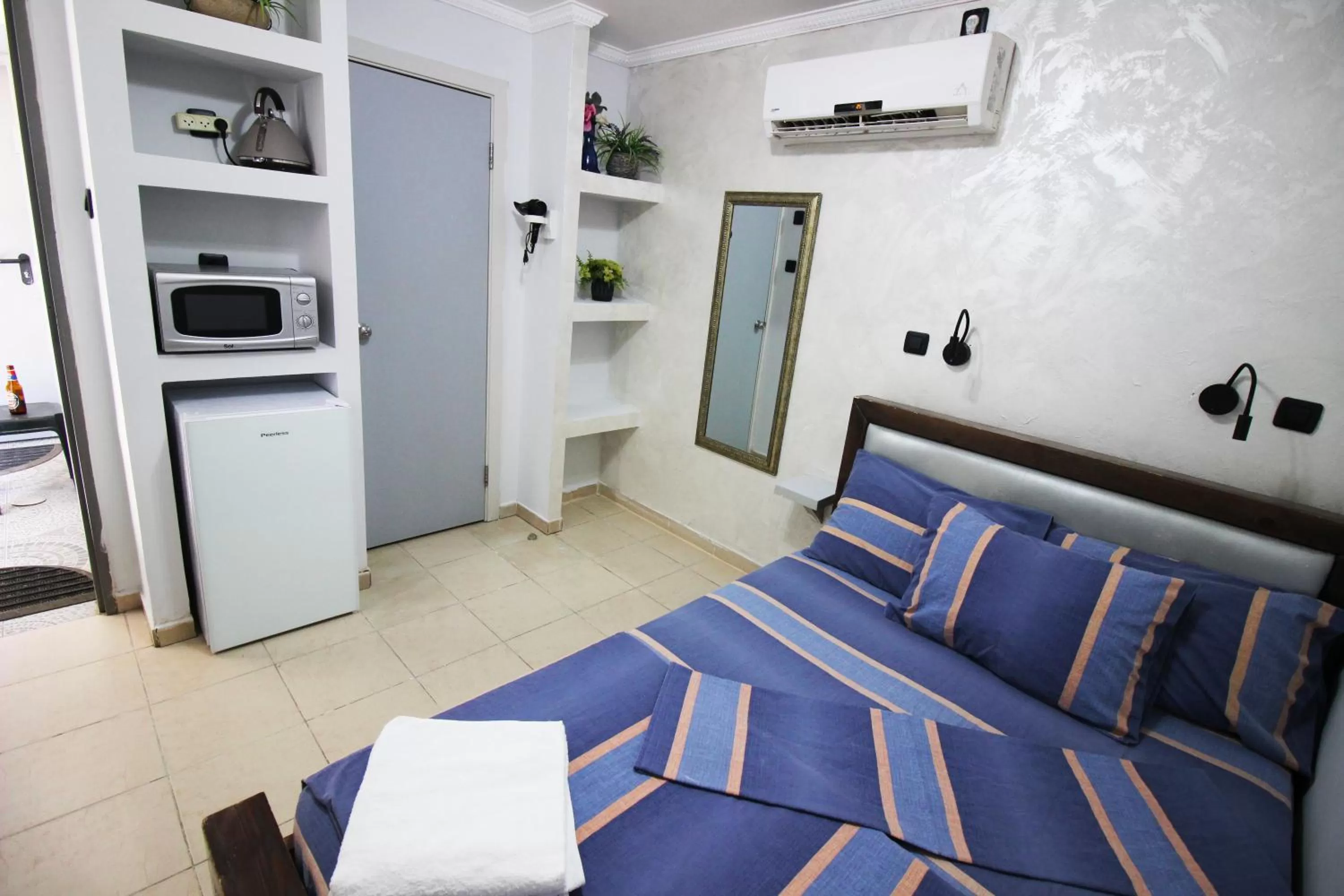 Living room, Bed in Sunset Inn