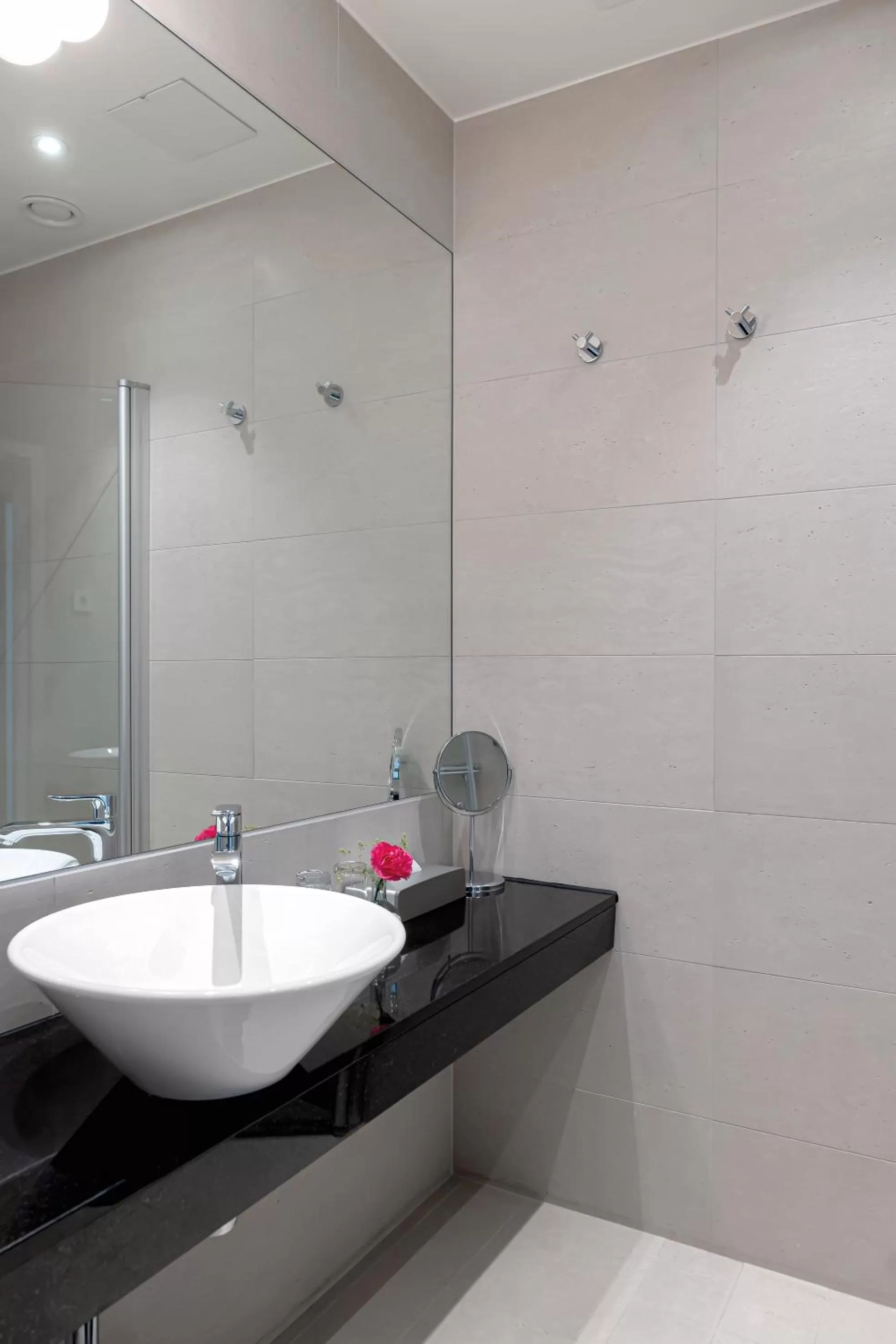 Bathroom in Elite Park Avenue Hotel