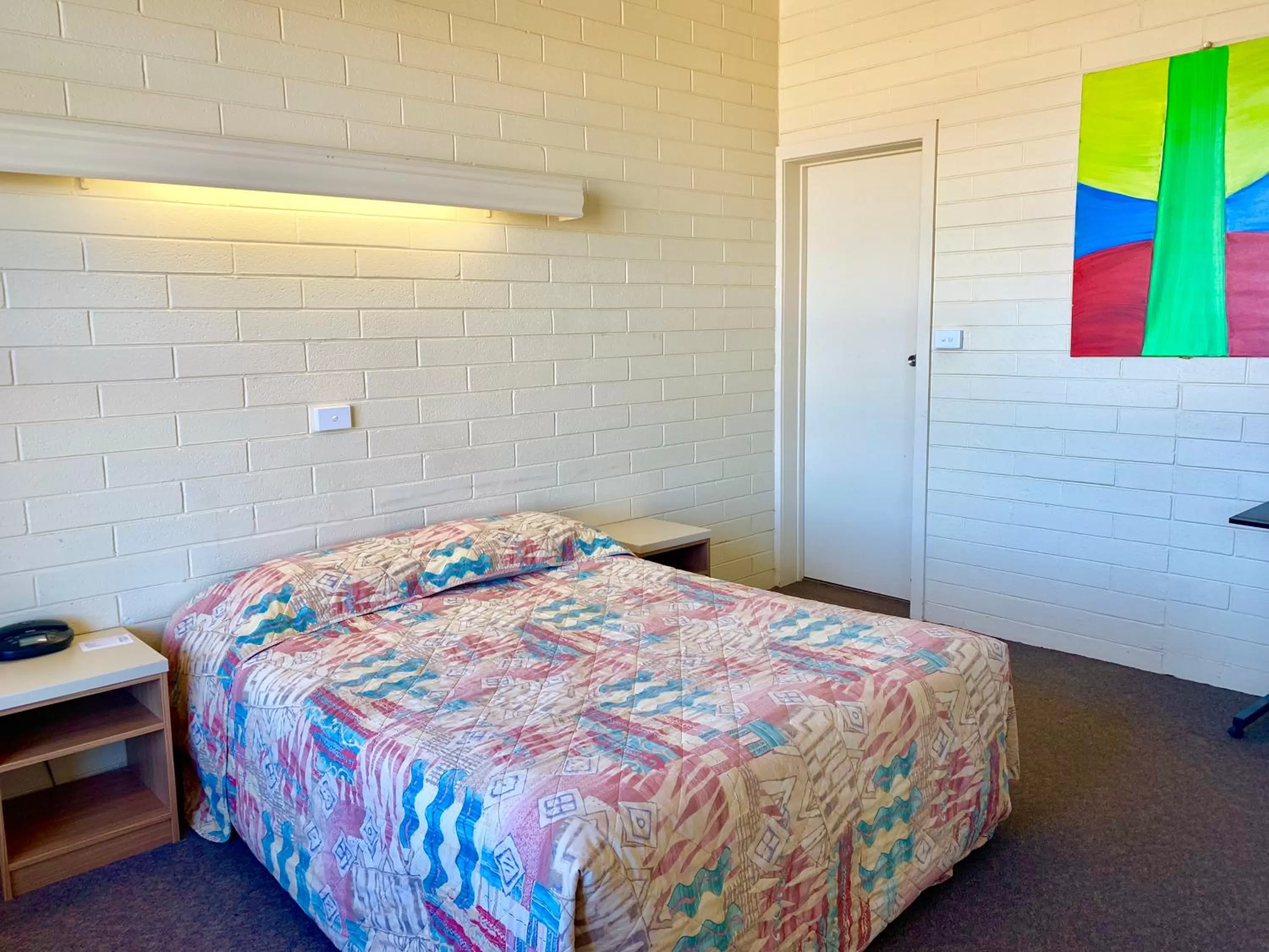 Bed in Opal Inn Hotel, Motel, Caravan Park