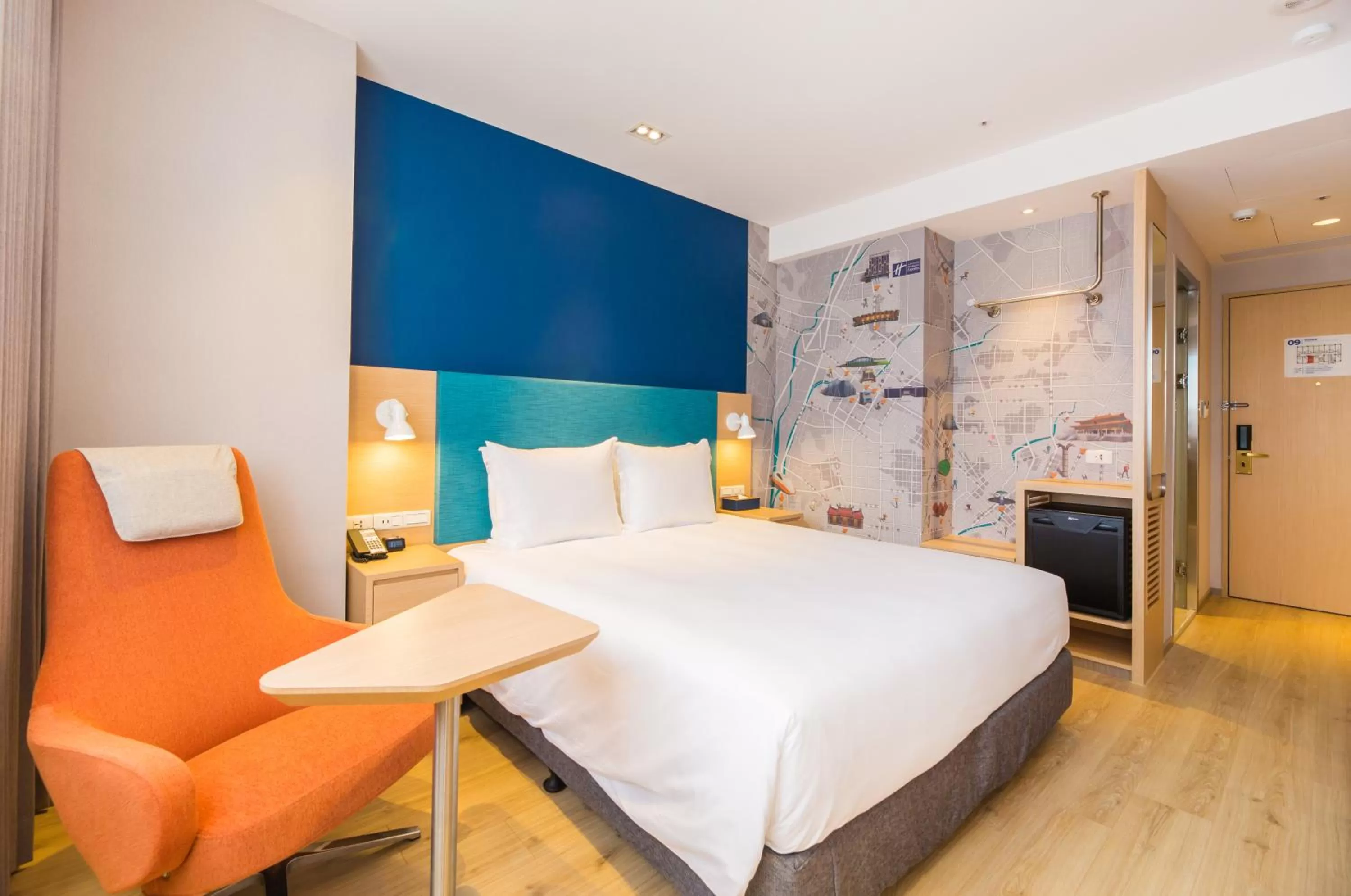 Bed in Holiday Inn Express Taichung Fengchia by IHG