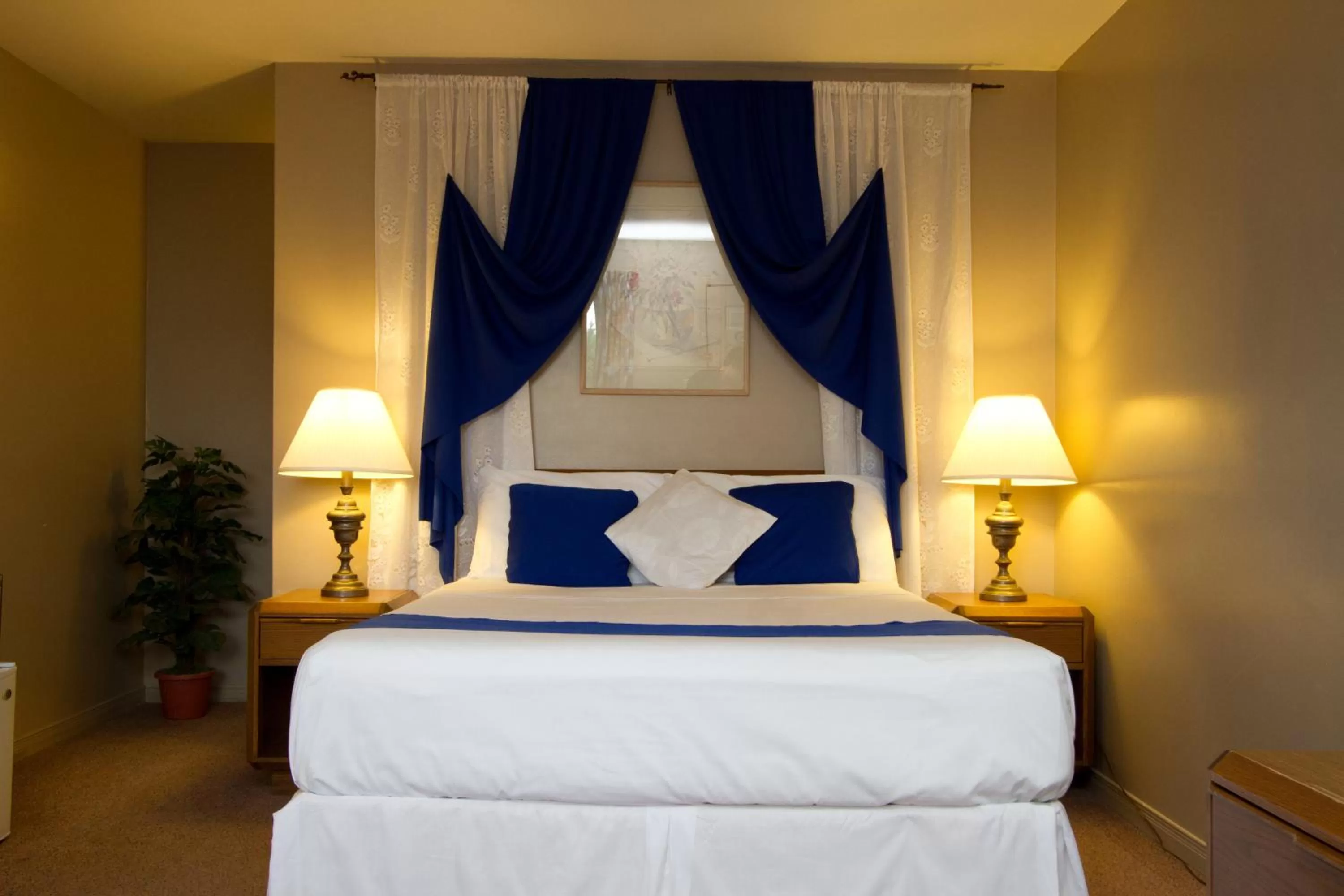 Bed in Knights Inn Lindsay