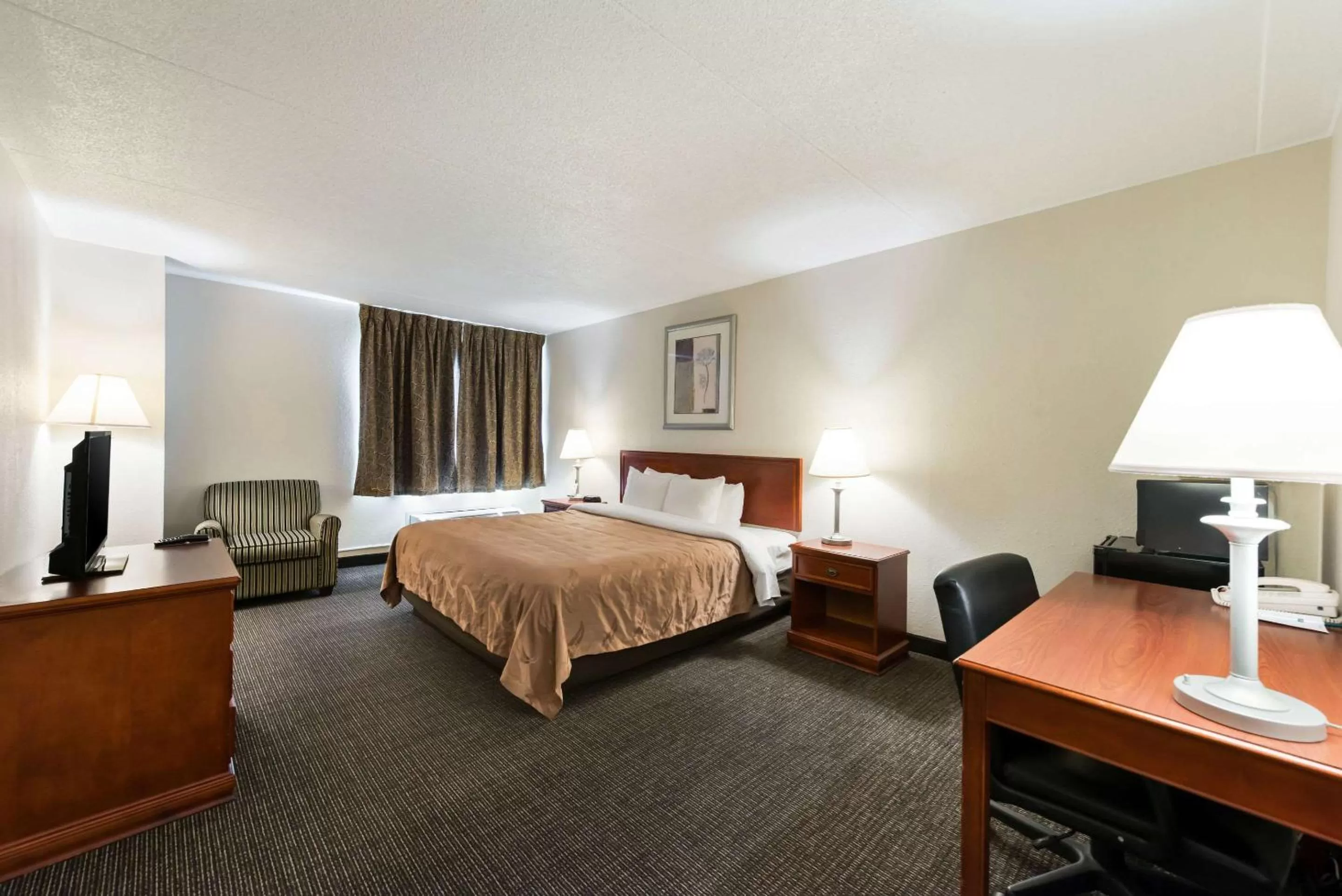 Photo of the whole room, Bed in Quality Inn Bradley- Bourbonnais
