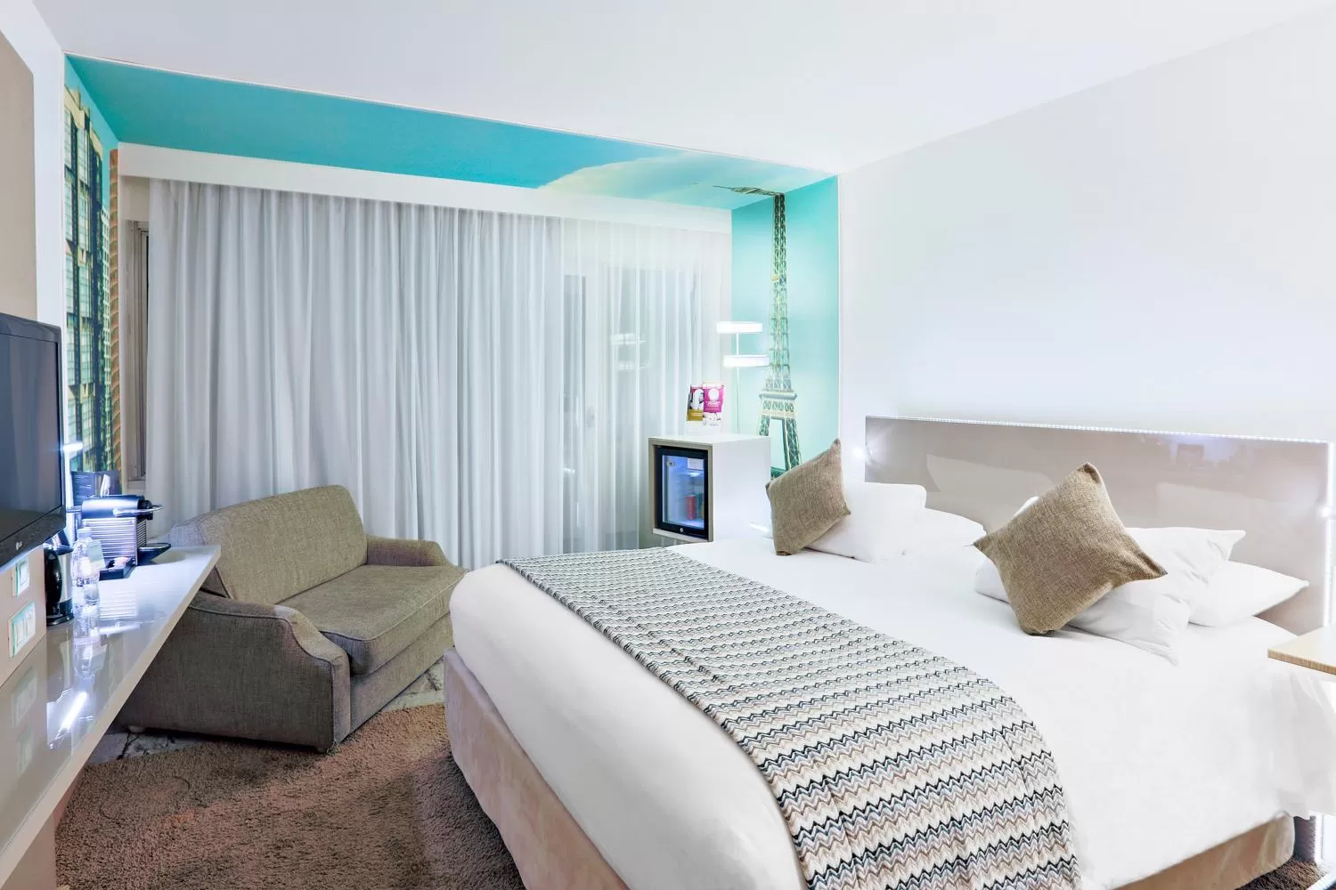 Coffee/tea facilities, Bed in Mercure Paris Vaugirard Porte De Versailles