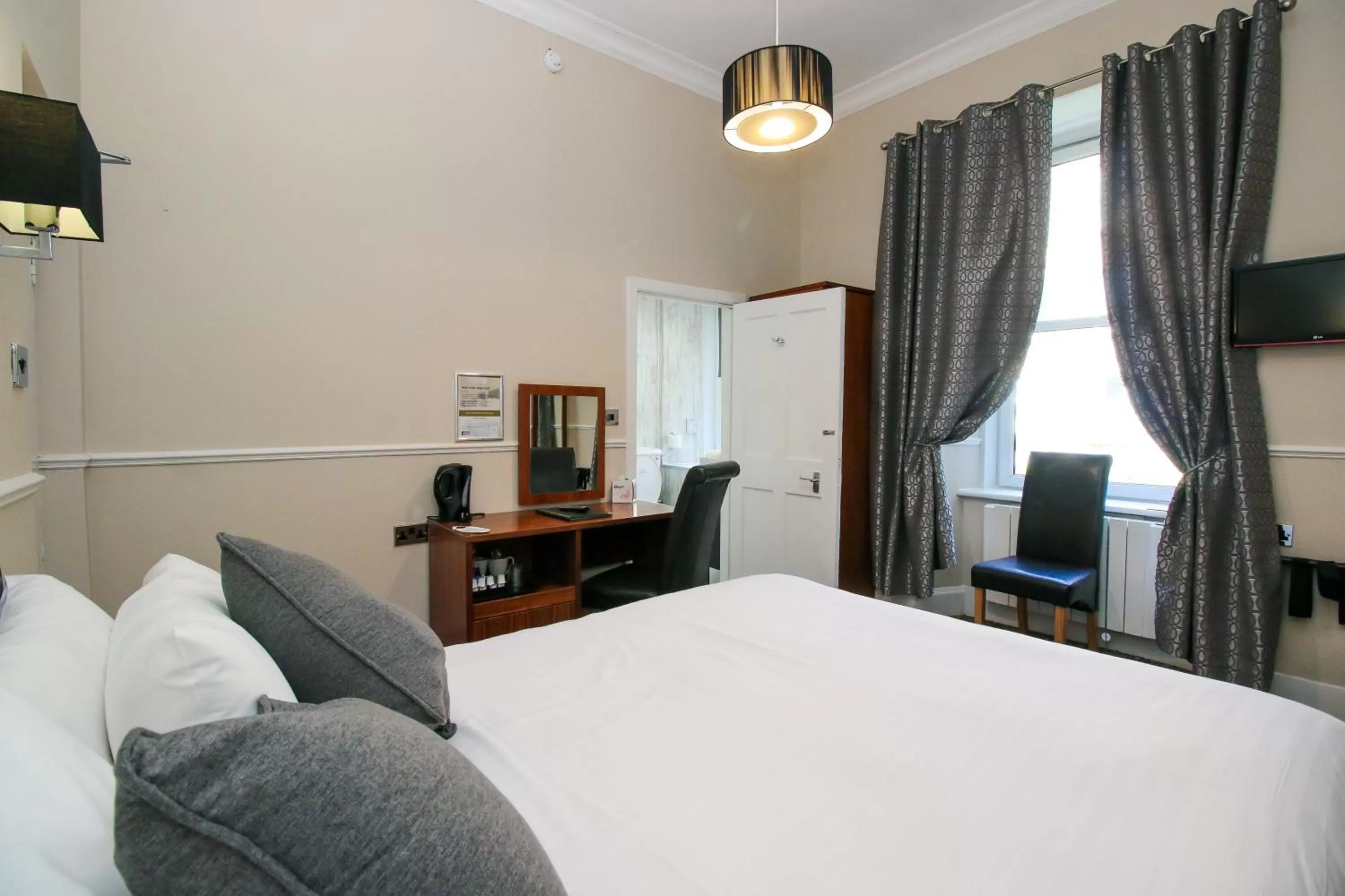 Bedroom, Bed in Kelvingrove Hotel - Sauchiehall St