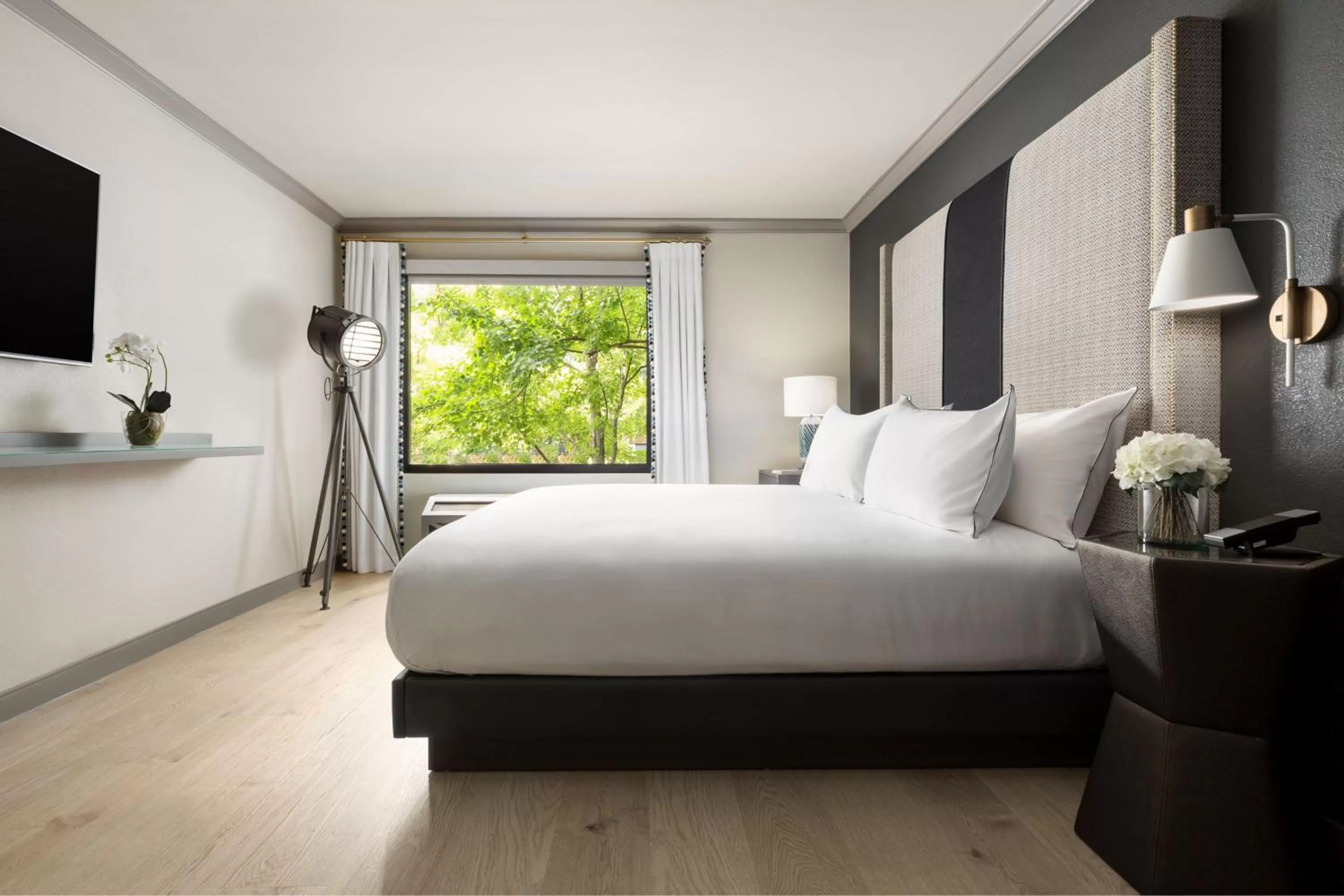 Bedroom, Bed in The Burgess Hotel, Atlanta, a Tribute Portfolio Hotel