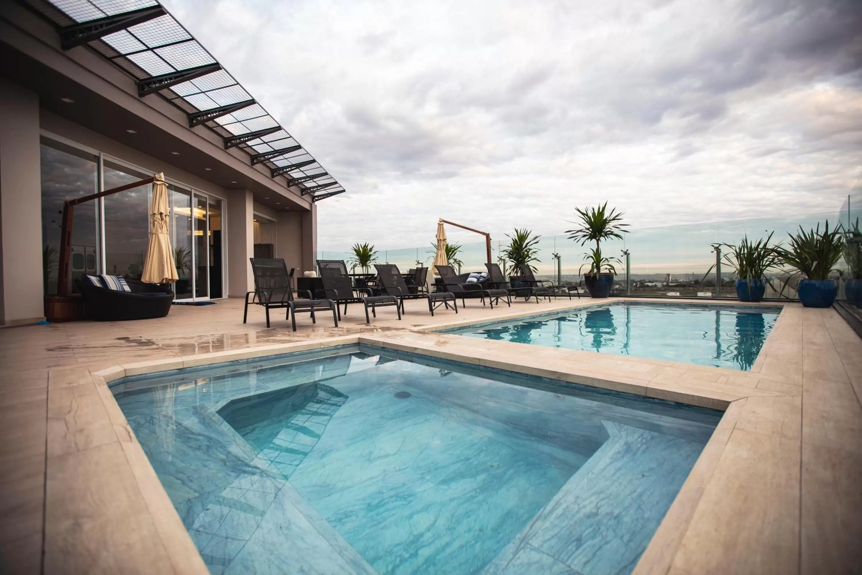 Swimming pool in Transamerica Executive Maringá