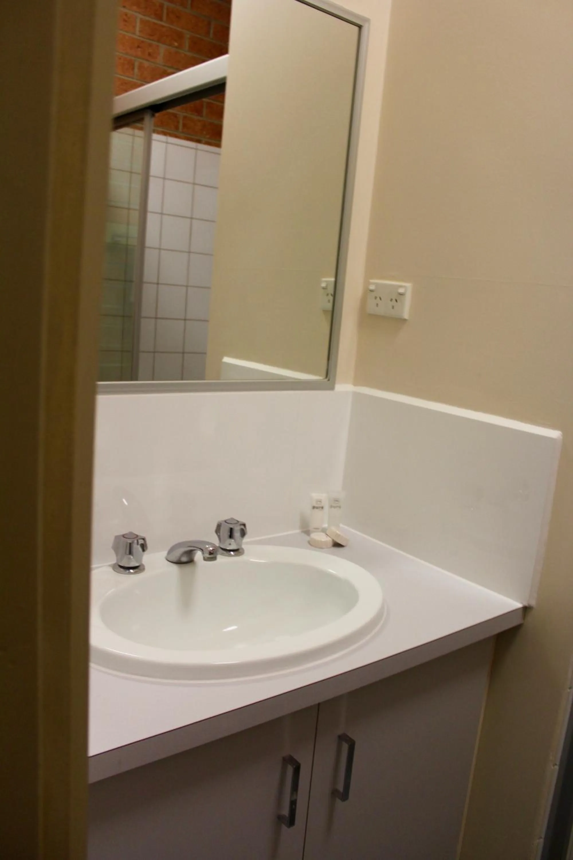 Bathroom in Cranbourne Motor Inn