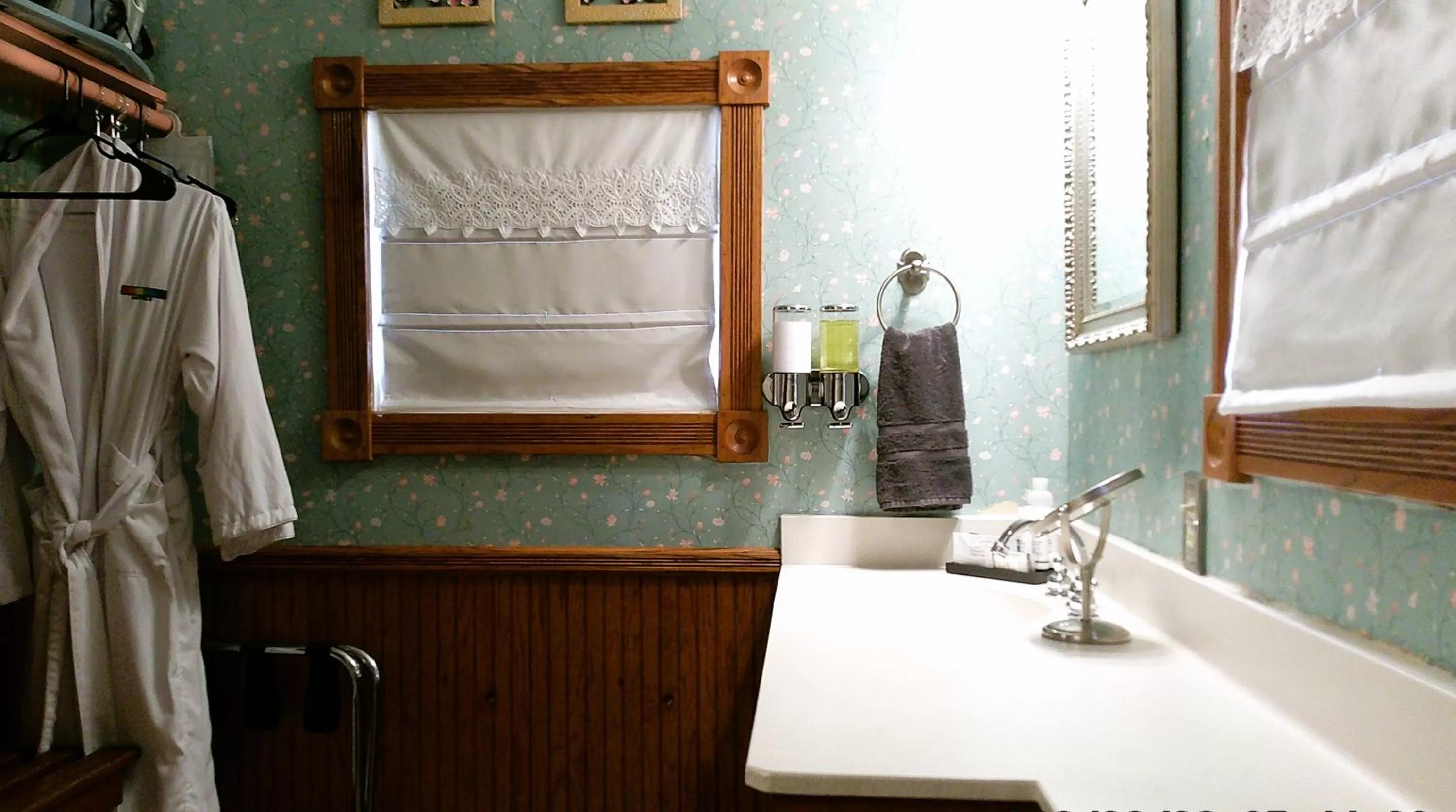 Bathroom in Rock Cottage Gardens B&B