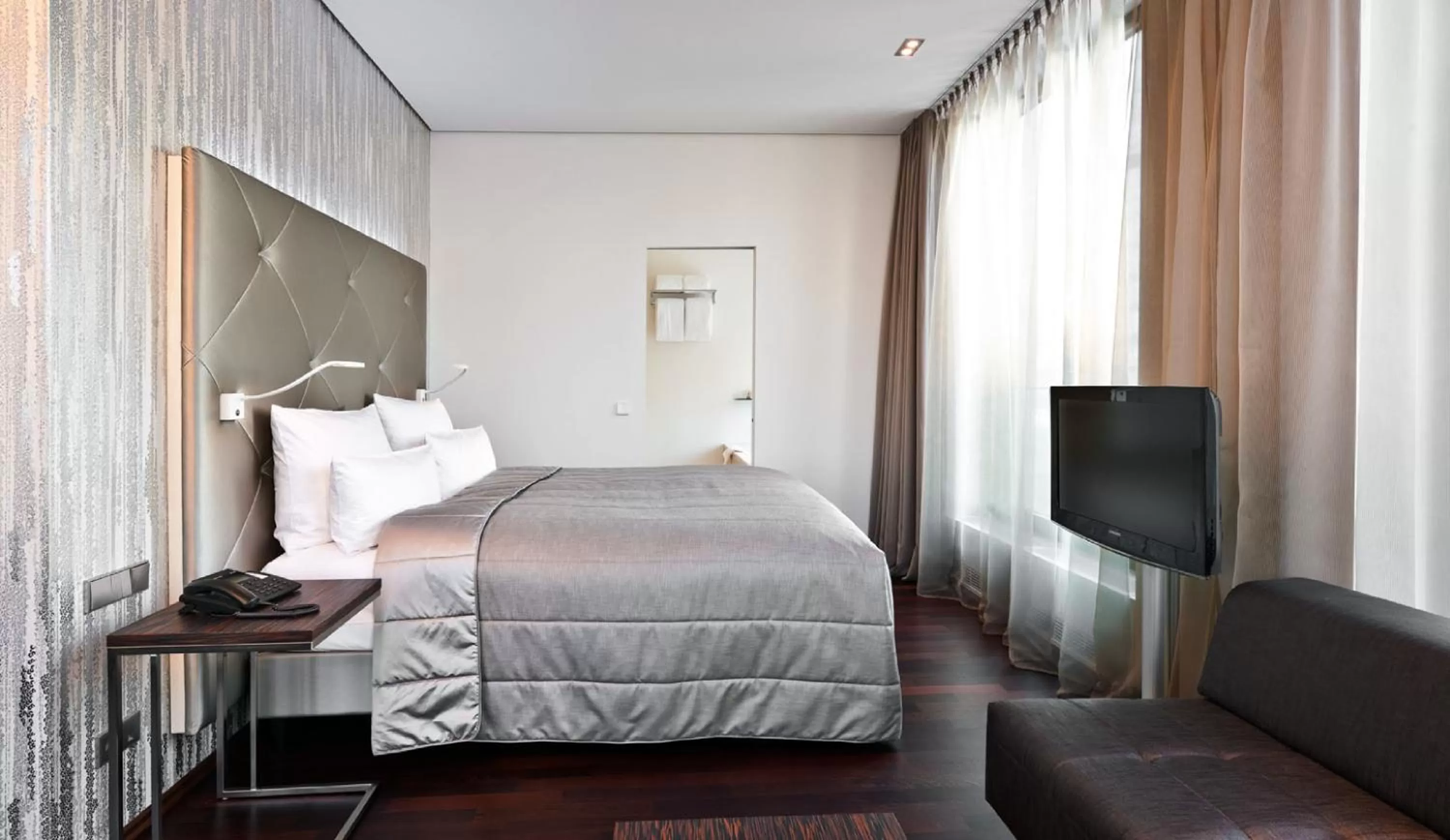 Bed in COSMO Hotel Berlin Mitte