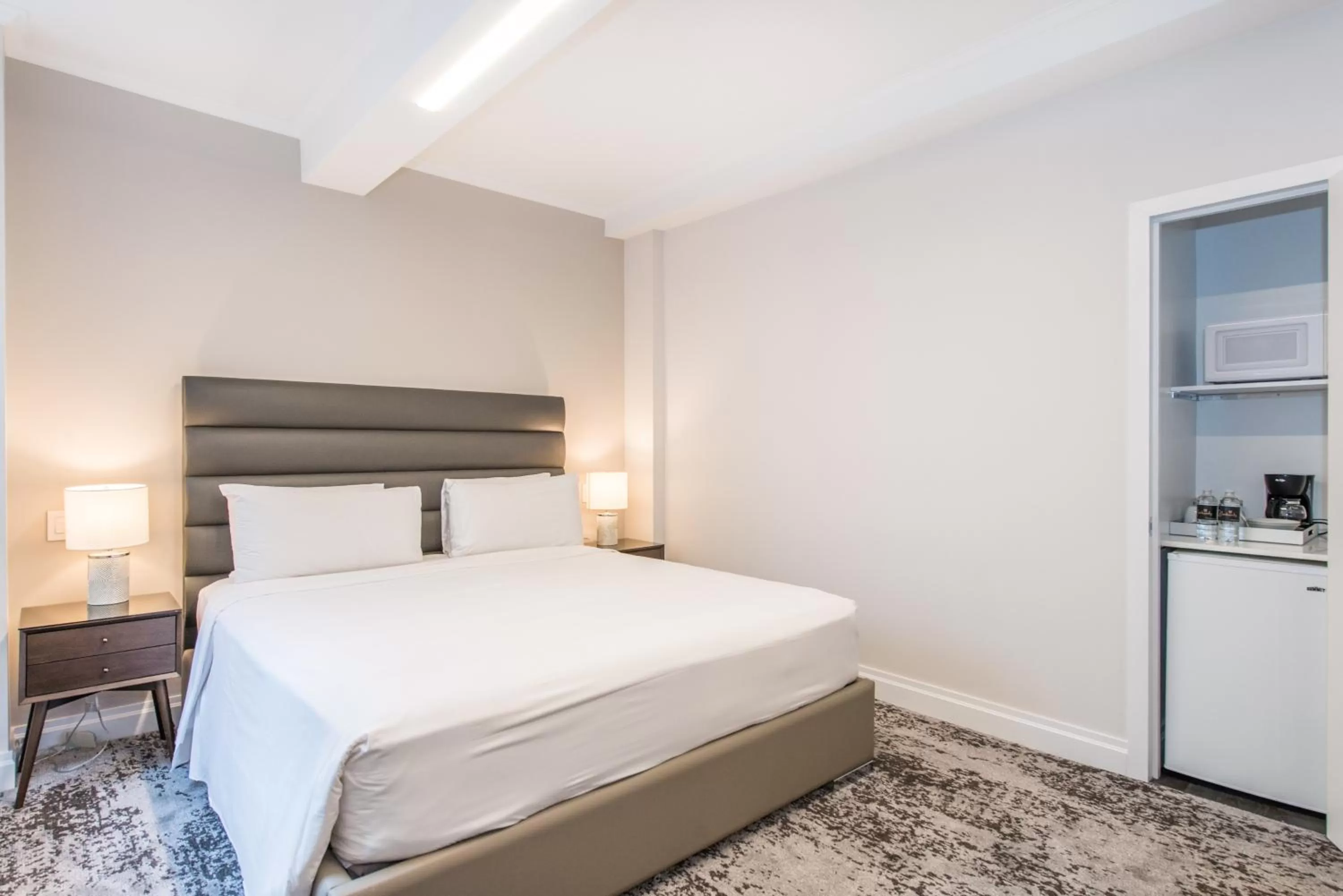 Bedroom, Bed in Lombardy Hotel