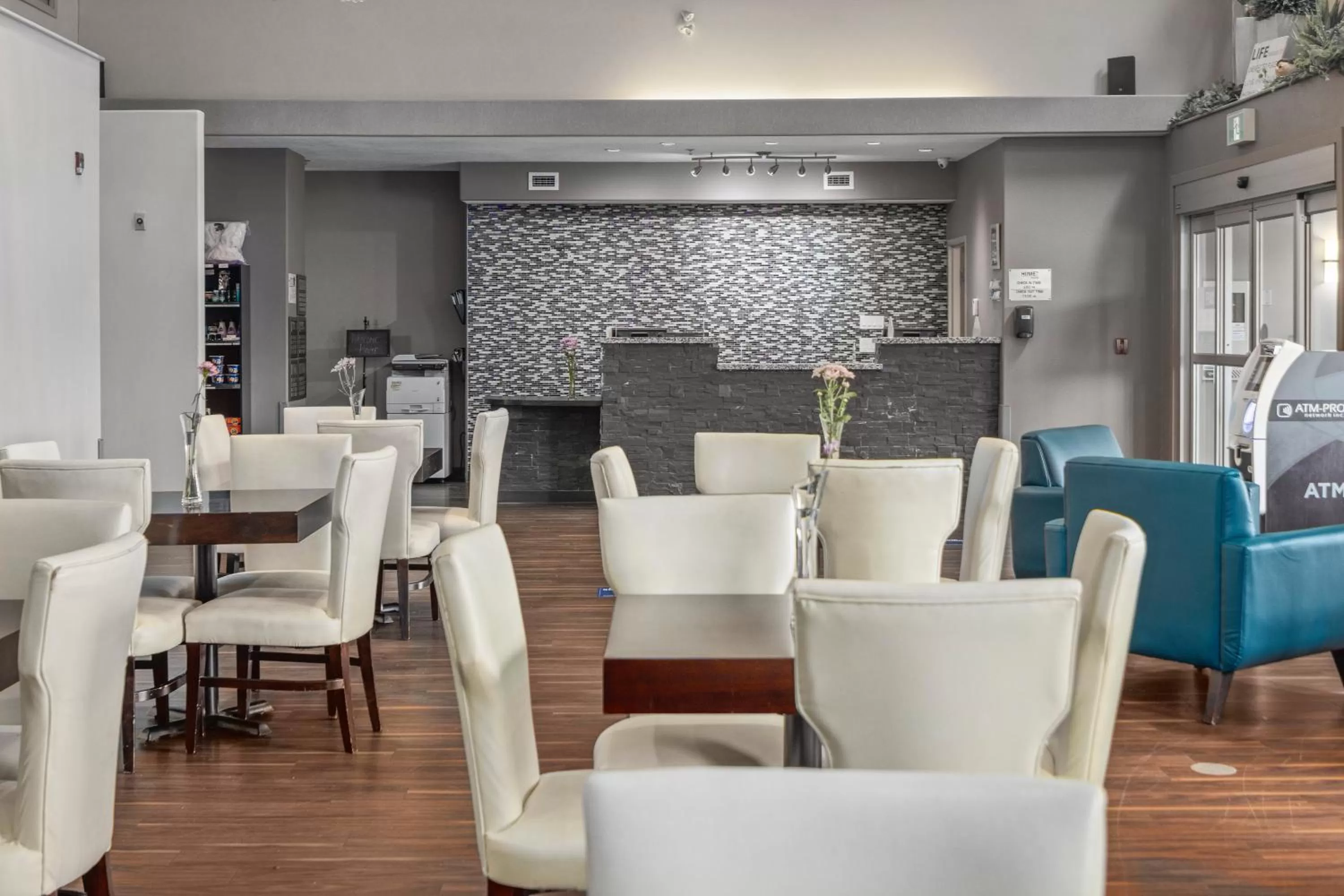 Seating area in Home Inn & Suites Regina Airport