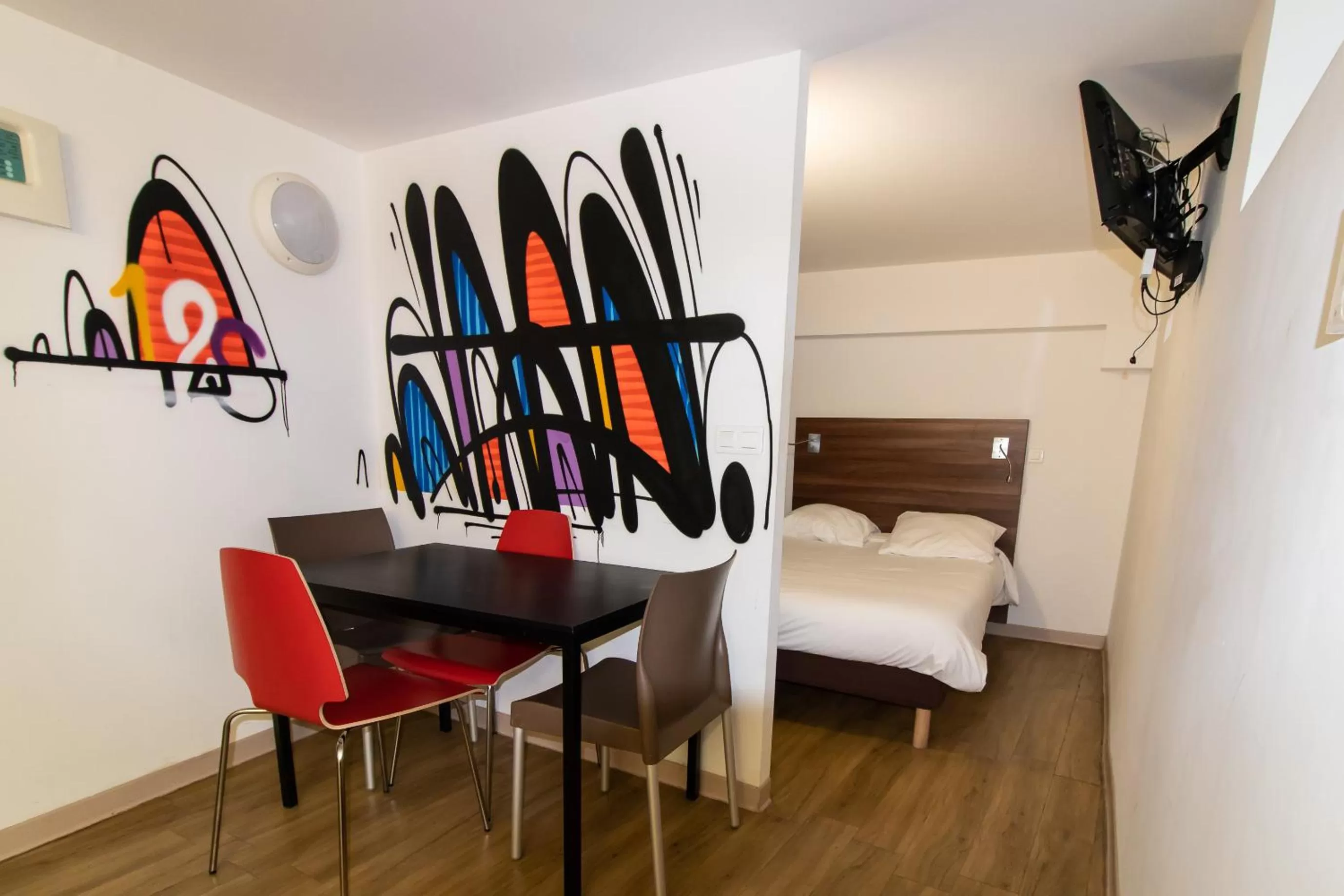 Photo of the whole room, Bed in Hôtel le Pastel