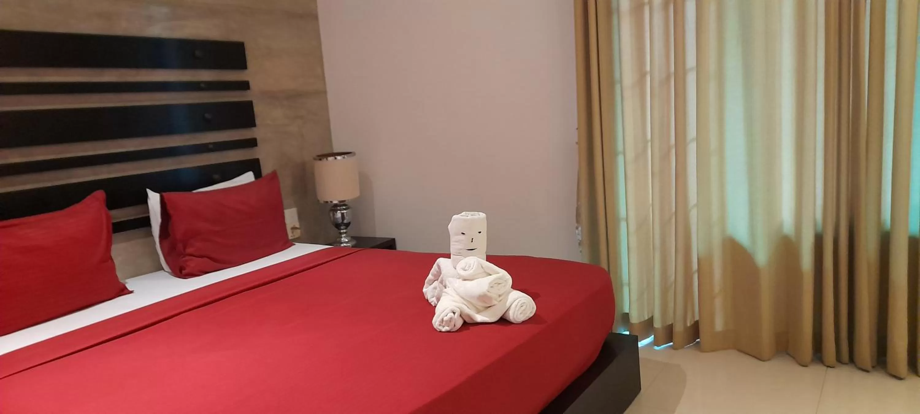 Photo of the whole room, Bed in Summer Side