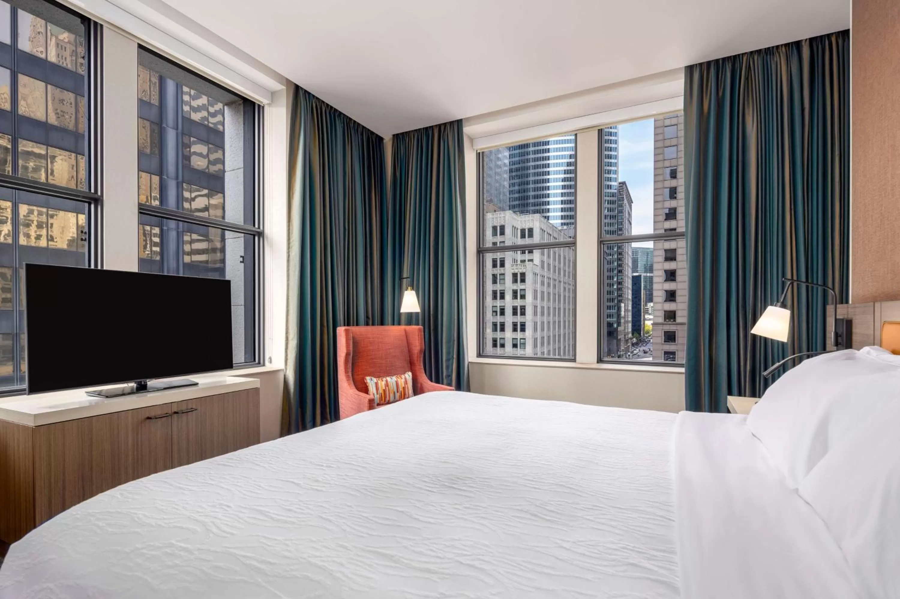 Deluxe King Room with Landmark View - Hearing Accessible in Hilton Garden Inn- Chicago Central Loop