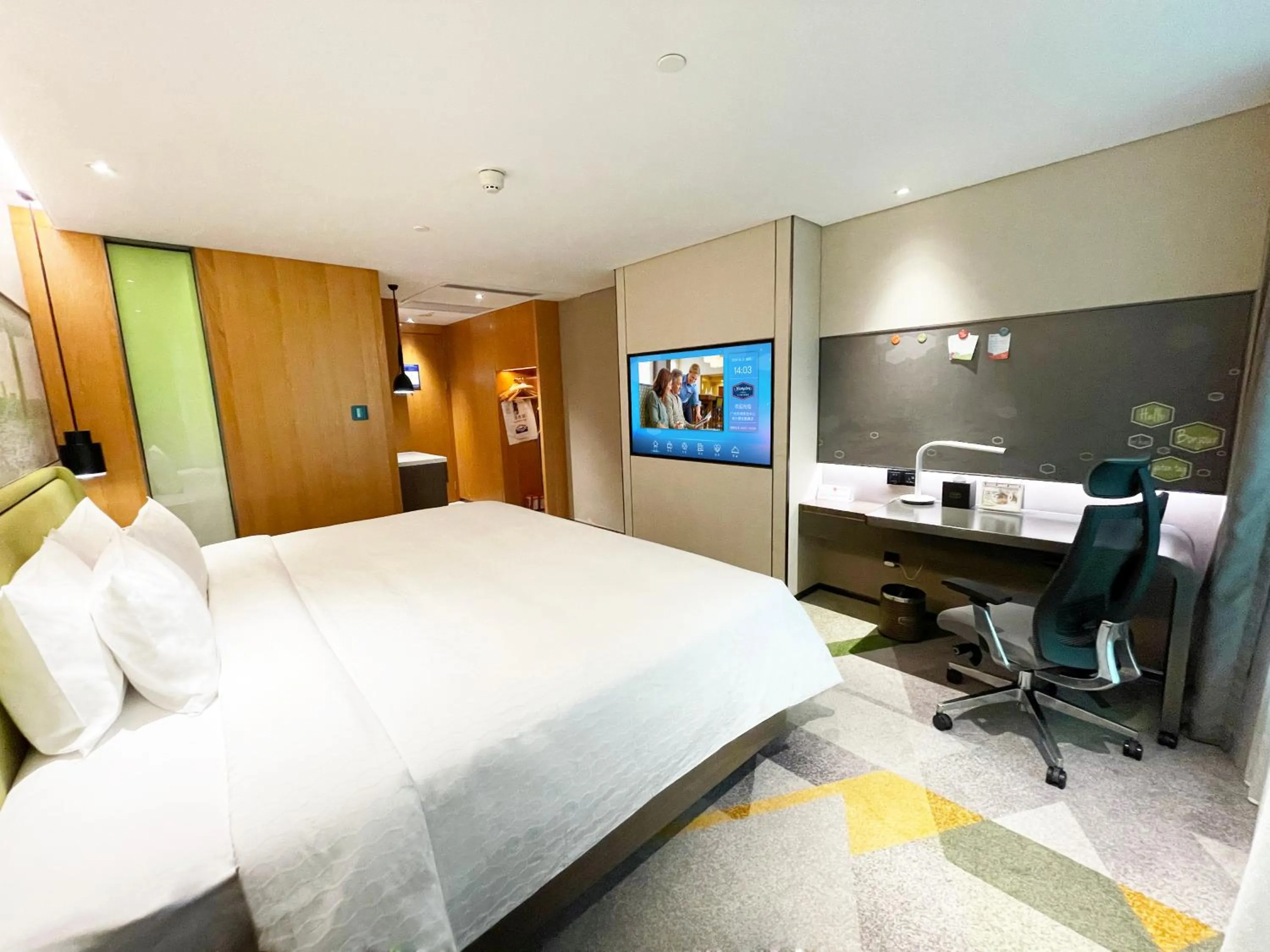 Bed in Hampton by Hilton Guangzhou Tianhe Sports Center