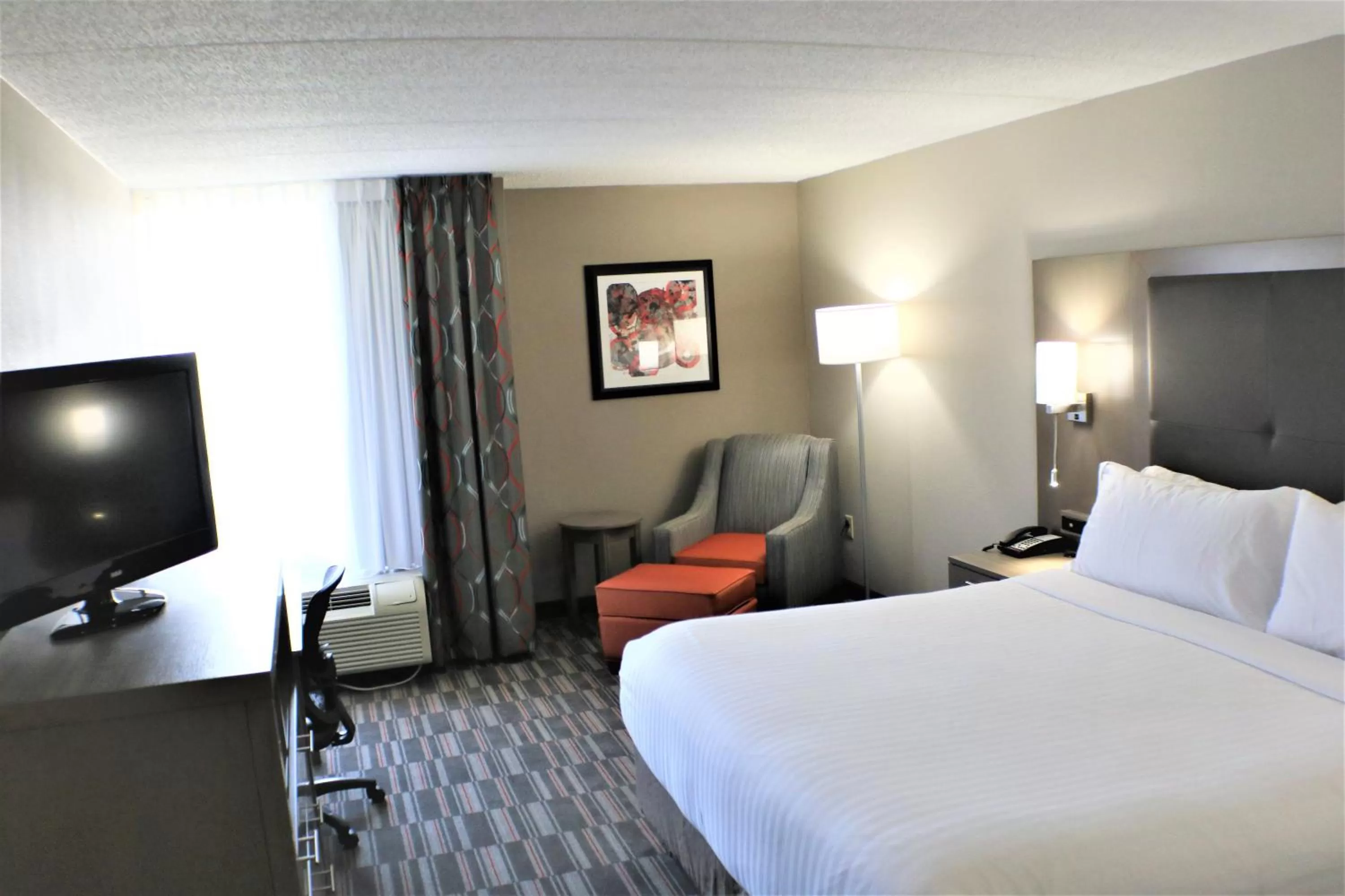 Photo of the whole room, Bed in Holiday Inn Express Woodstock-Shenandoah Valley by IHG