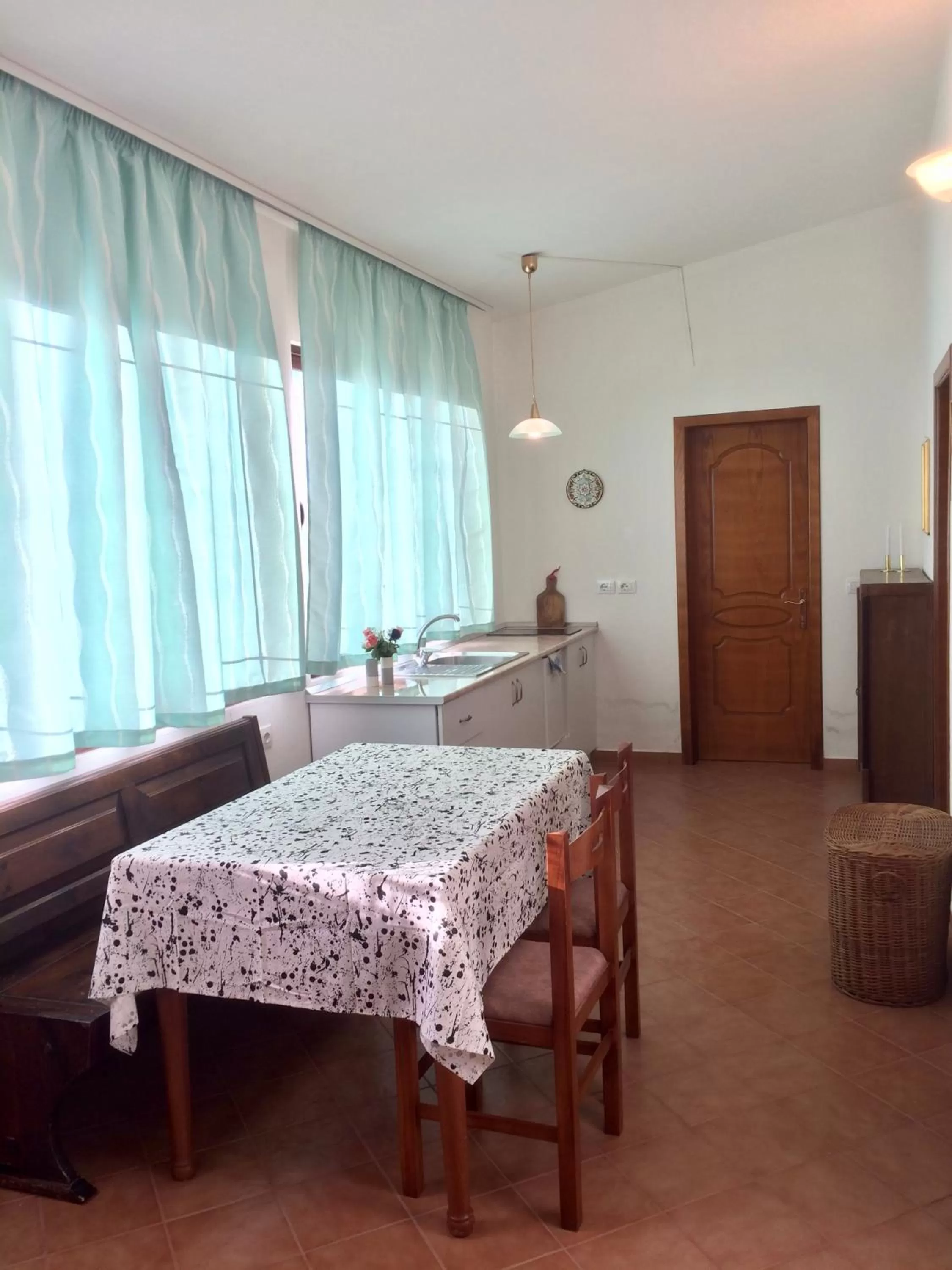Kitchen or kitchenette in Guesthouse Villa Rosa Berat