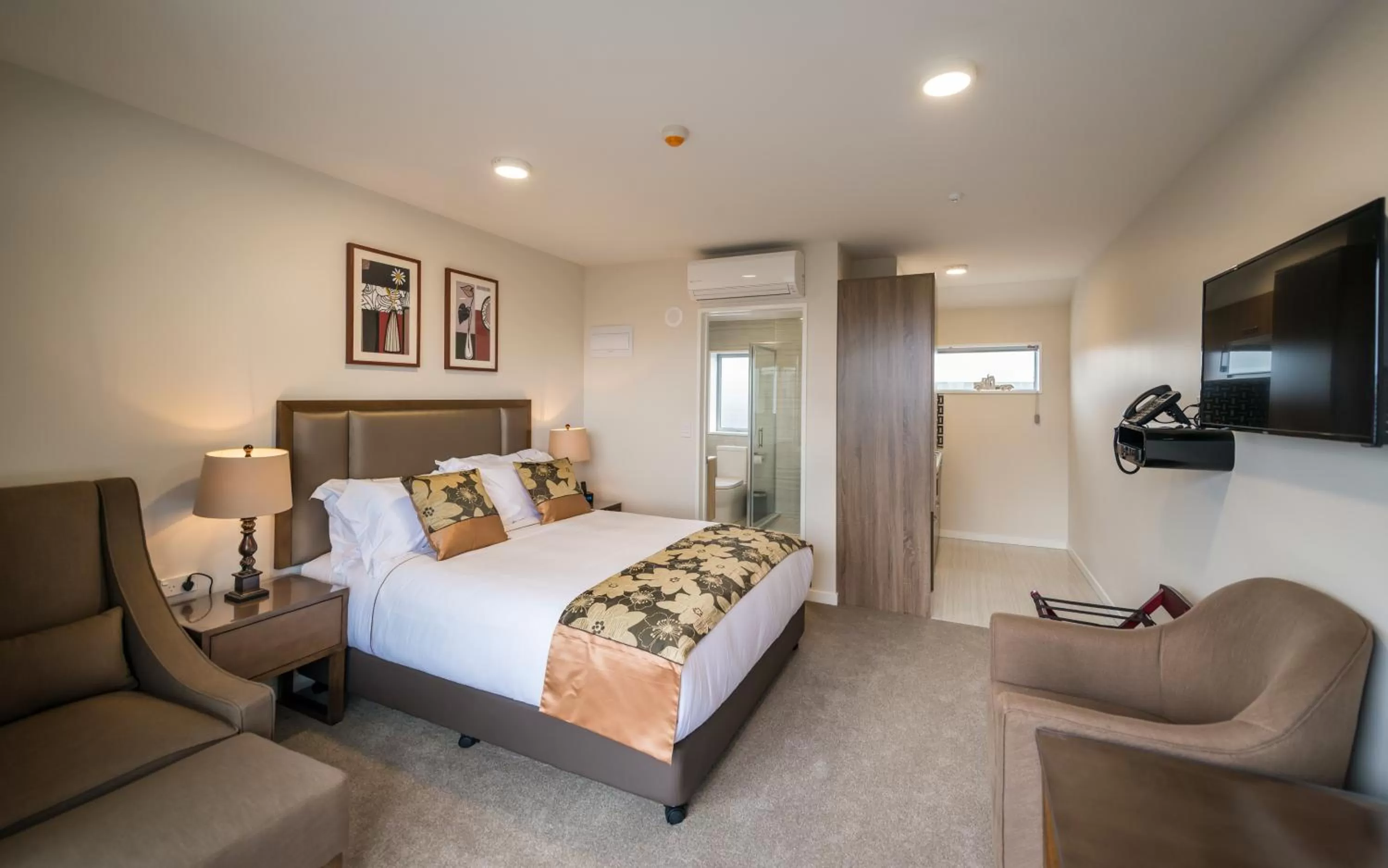 Photo of the whole room, Bed in Golden Star Motel