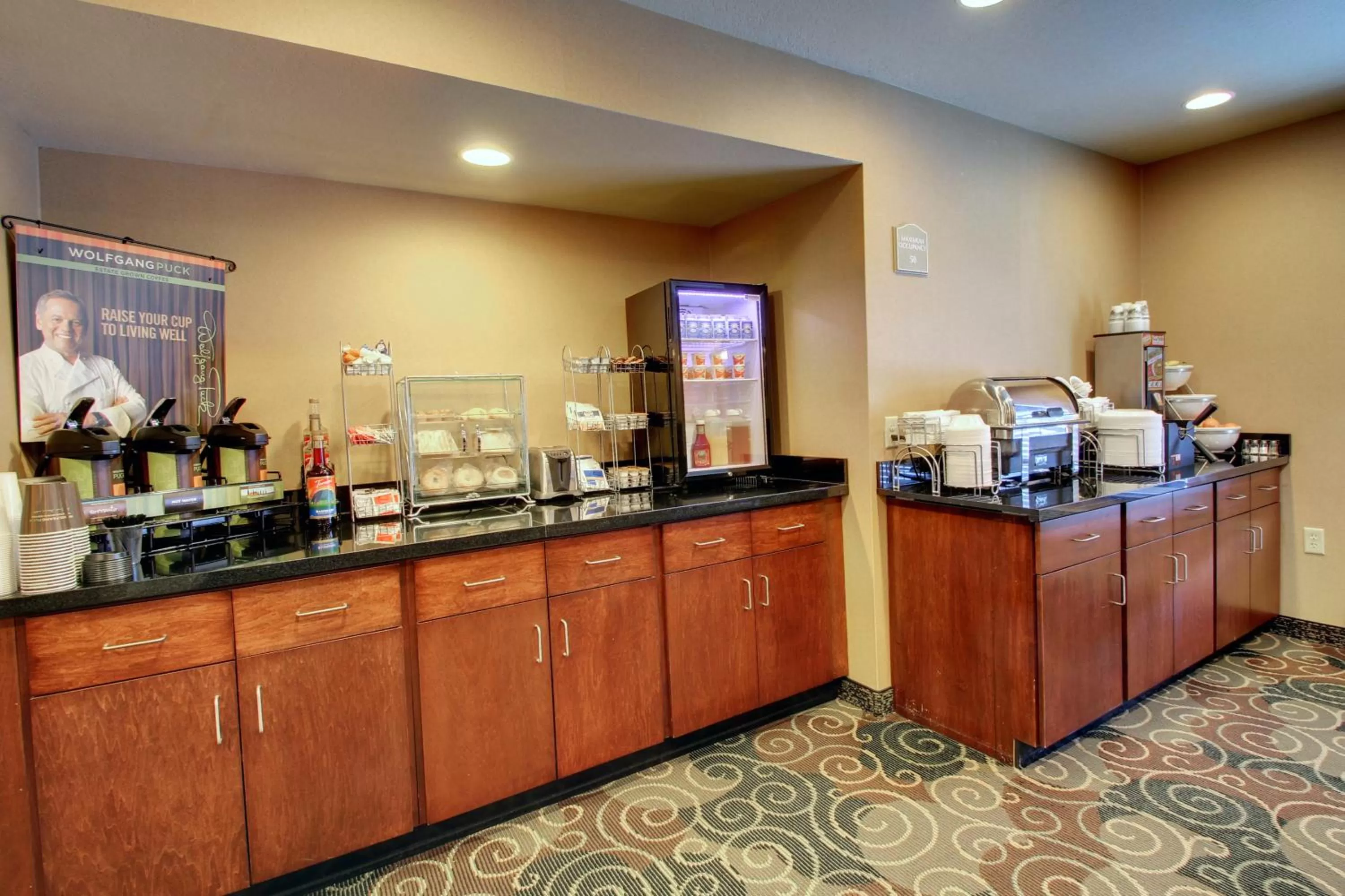 American breakfast in Cobblestone Inn & Suites - Rugby