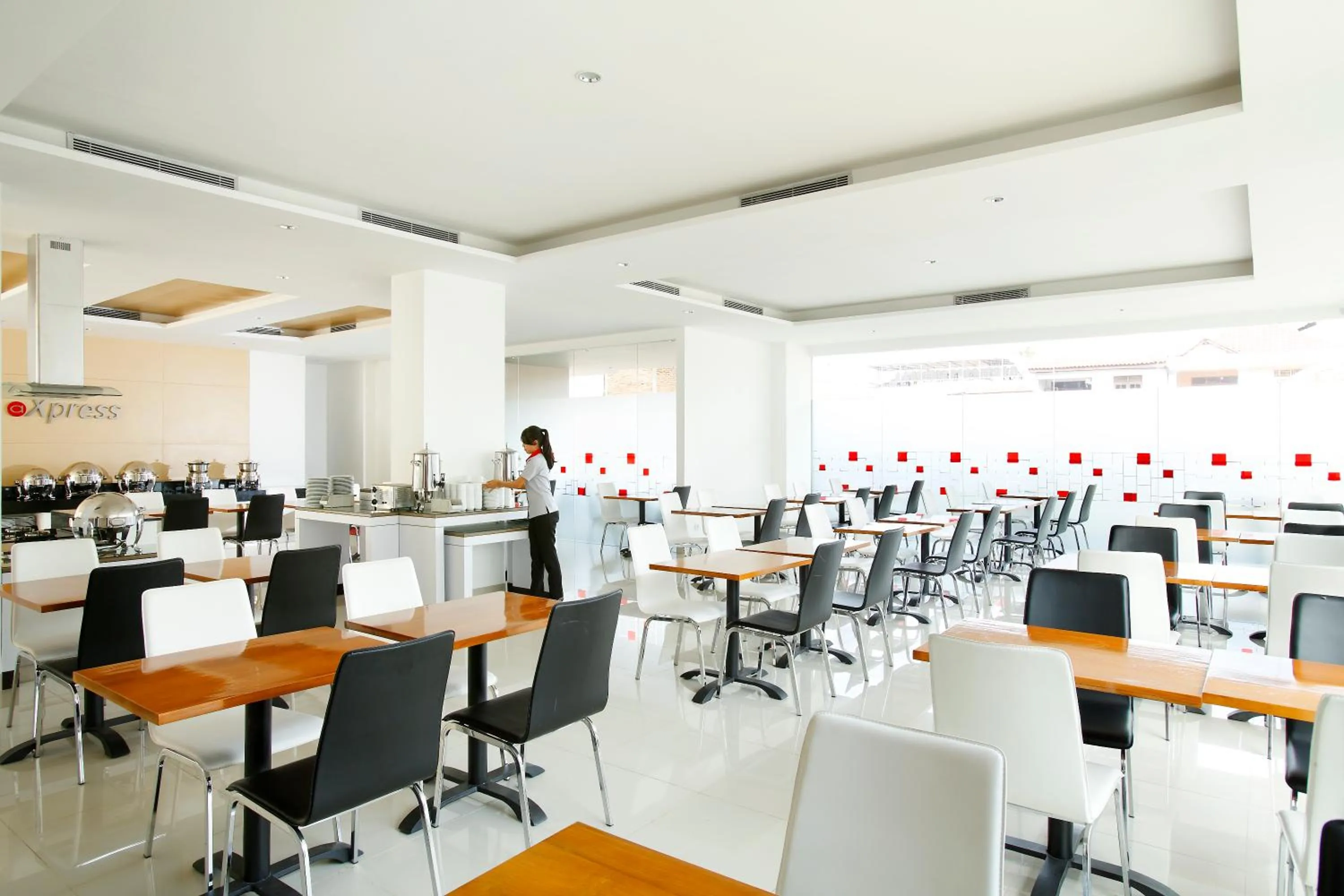 Restaurant/places to eat in Amaris Hotel Tebet