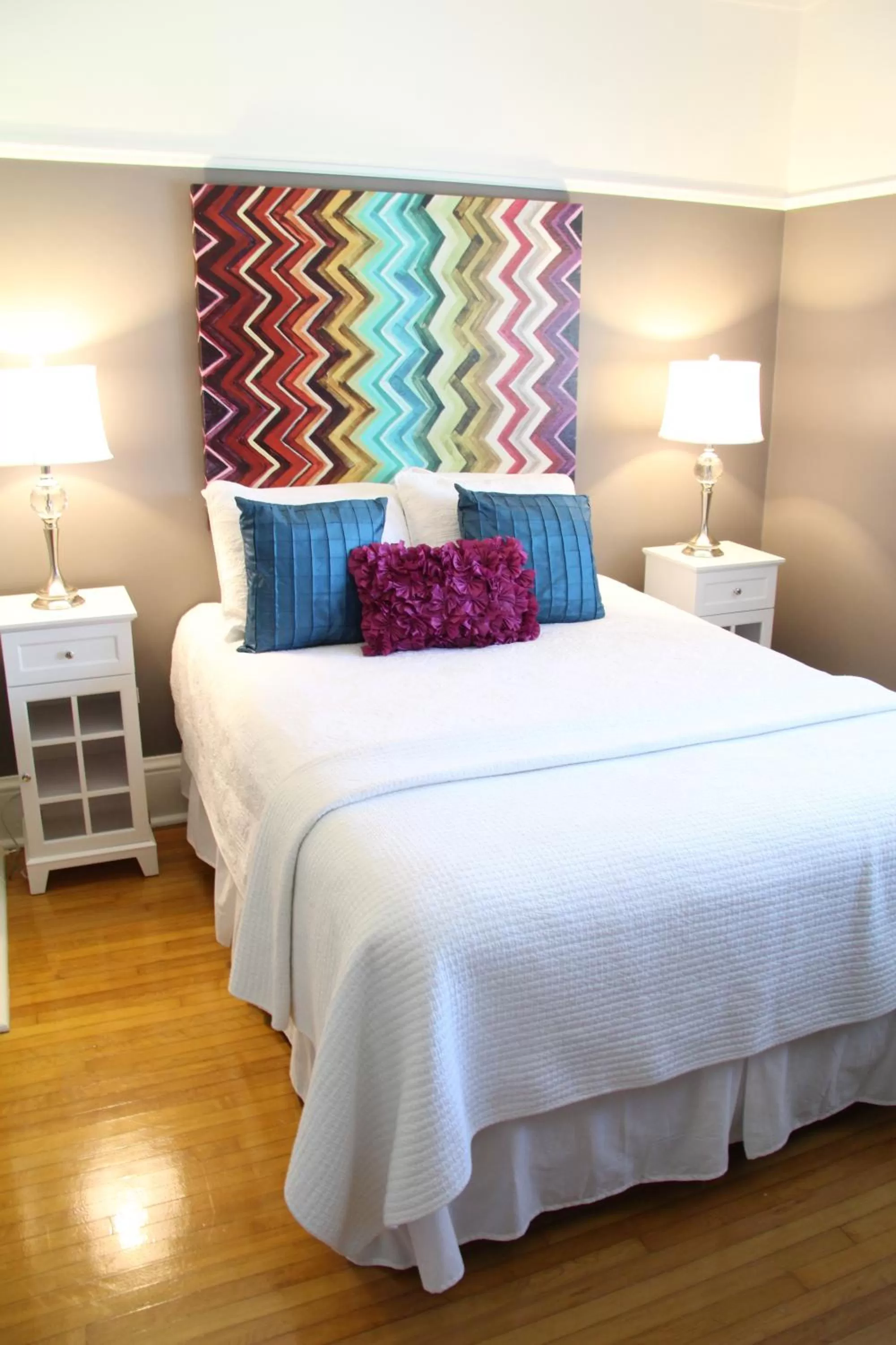 Queen Room in Leaside Manor