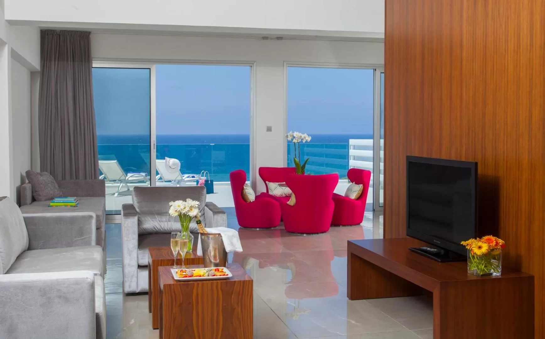 Living room in King Evelthon Beach Hotel & Resort