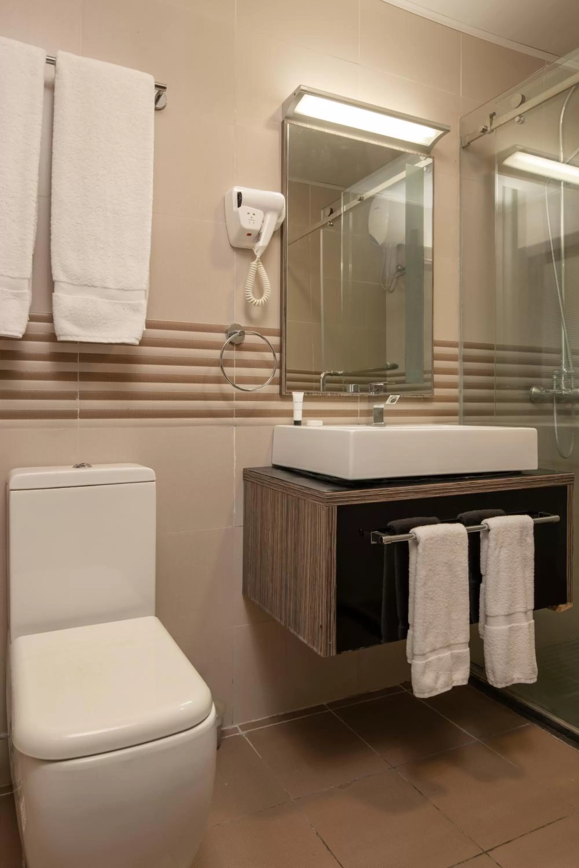 Toilet in Golden Tulip Dar Es Salaam City Center Hotel