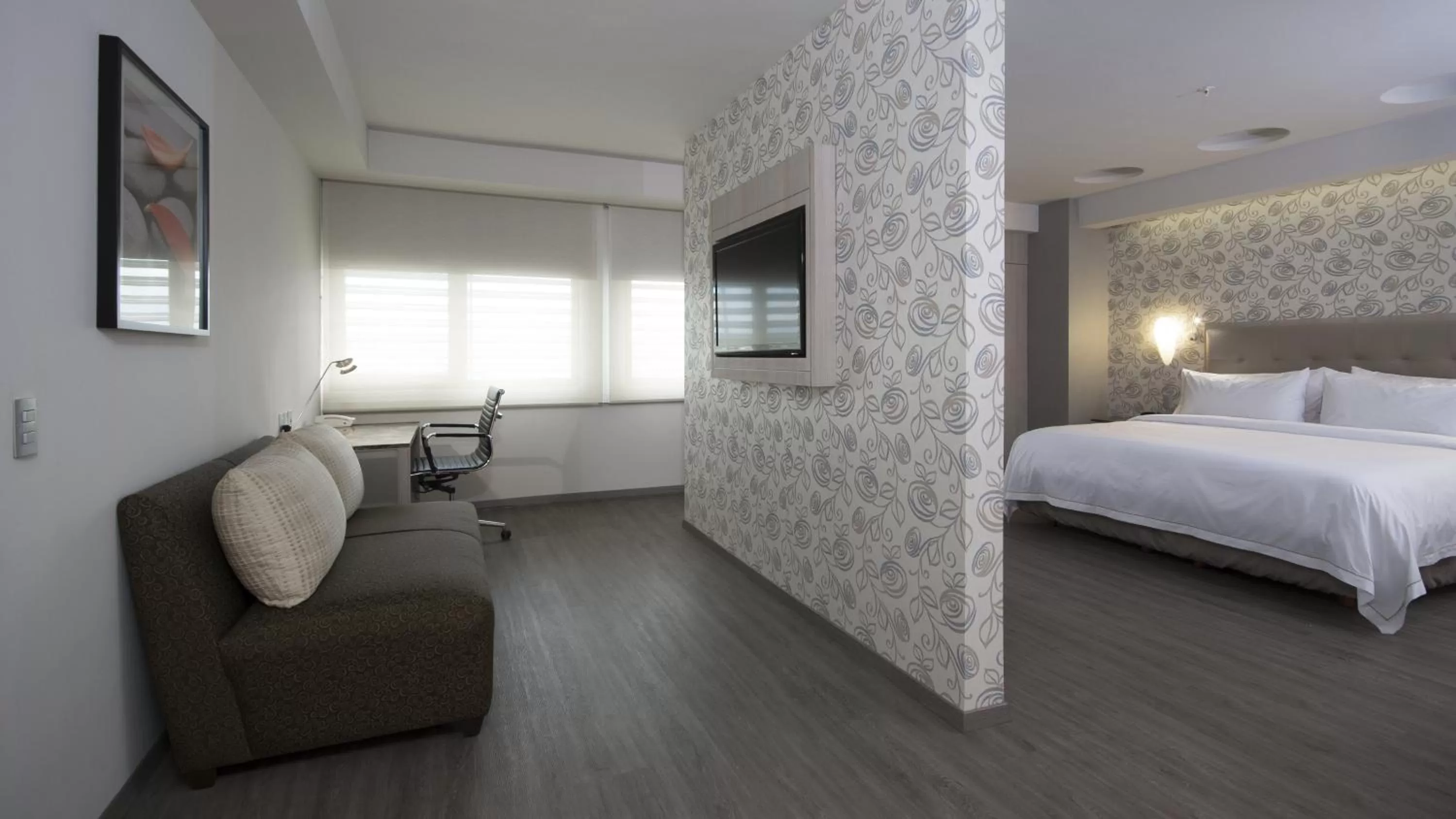 Photo of the whole room, Bed in Holiday Inn Express Mexico- Toreo by IHG