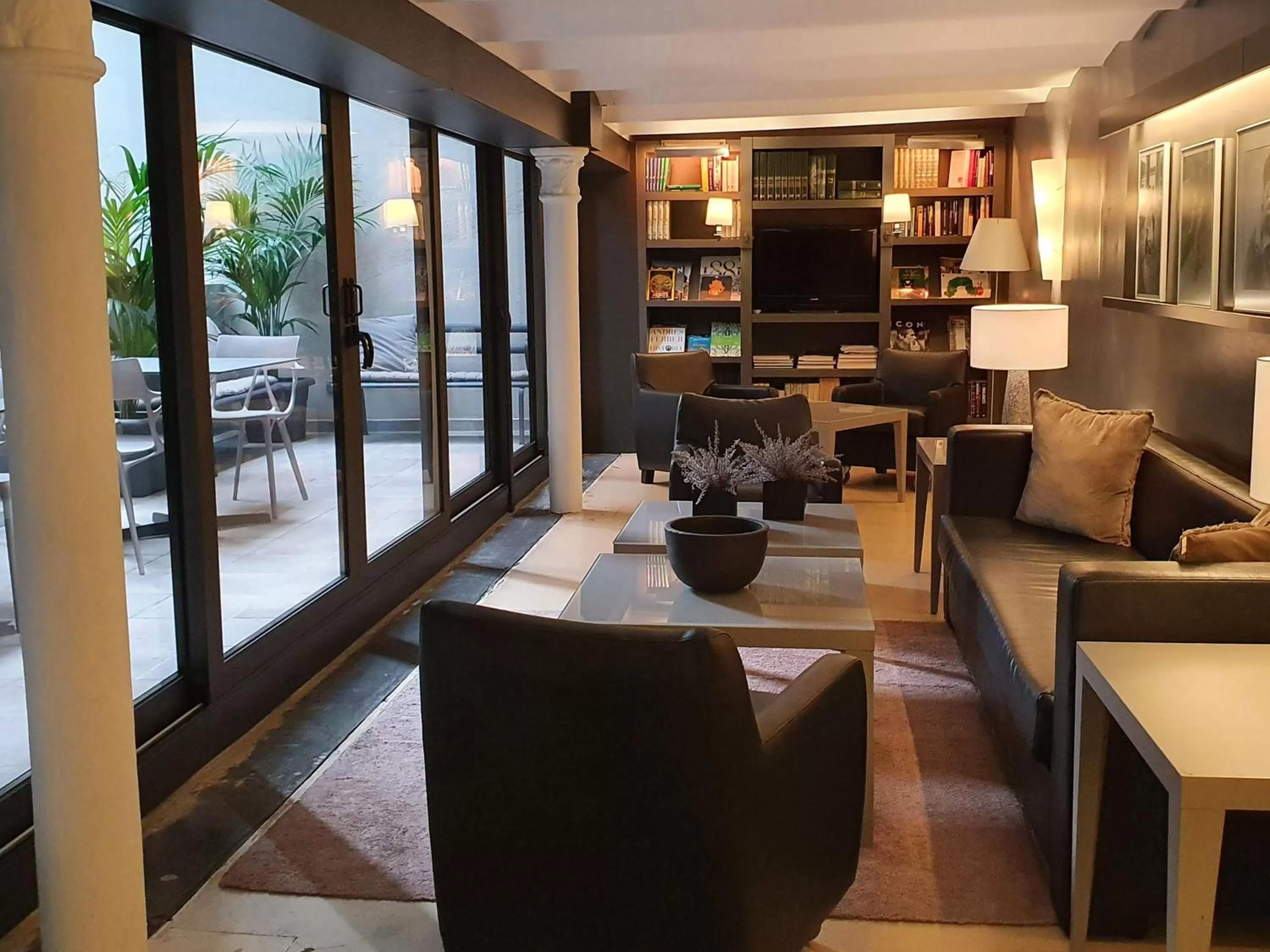 Communal lounge/ TV room in Hotel Actual