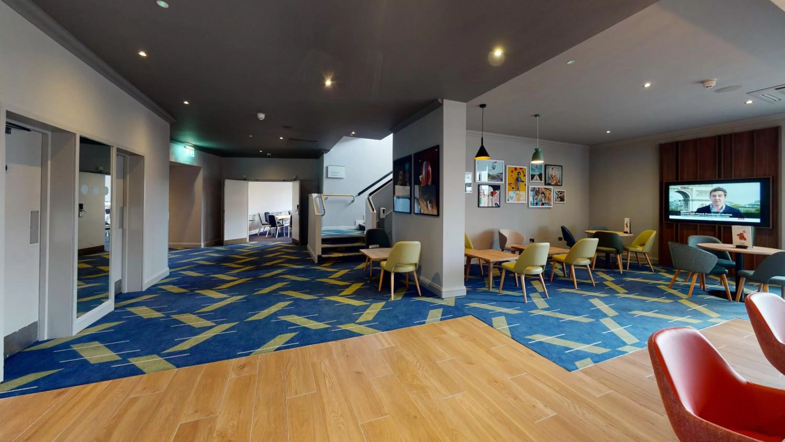 Lounge or bar in Holiday Inn Basildon by IHG