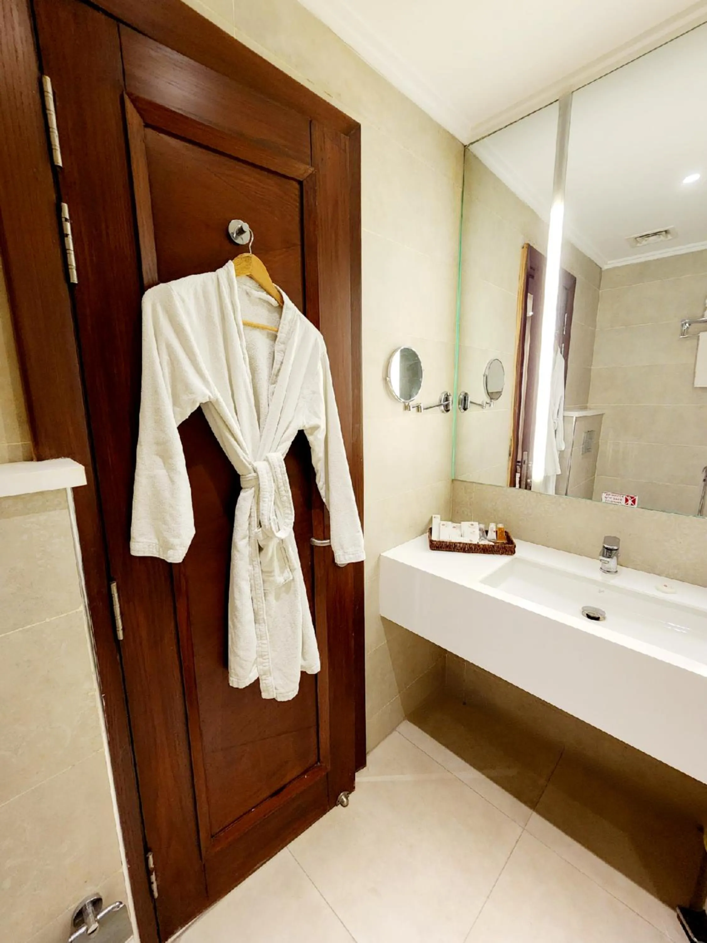 Bathroom, Bed in Best Western Premier Hotel Gulberg Lahore
