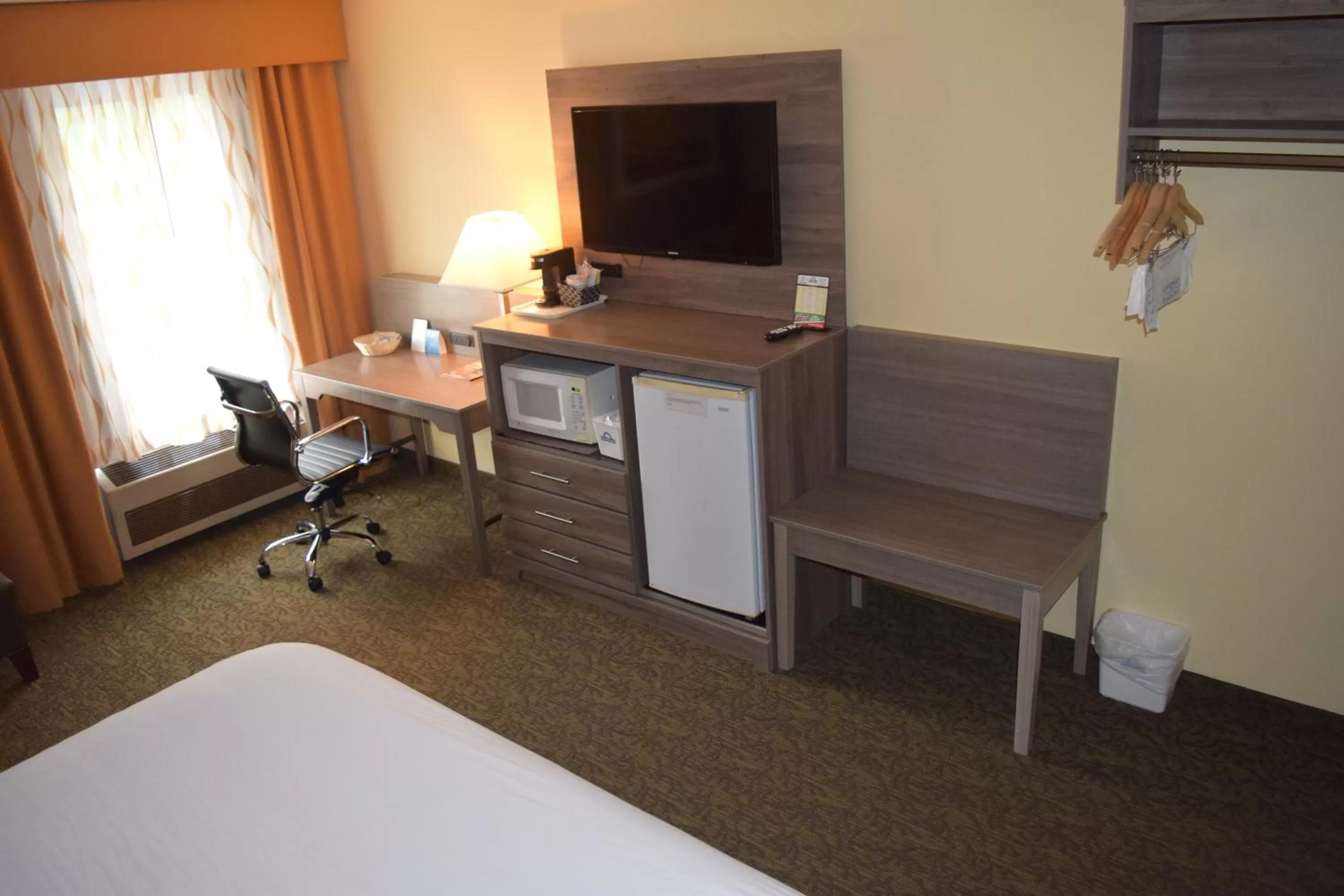 TV and multimedia, Bed in Days Inn by Wyndham Cadillac